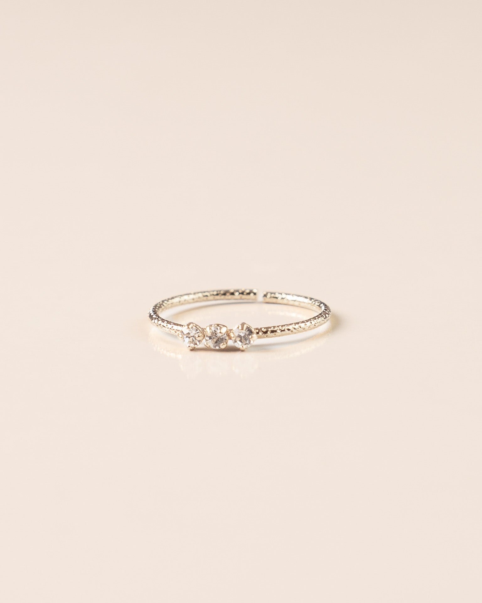 Bague pour femme plaqué argent ajustable anneau texturé serti de 3 cristaux/strass de verre blancs