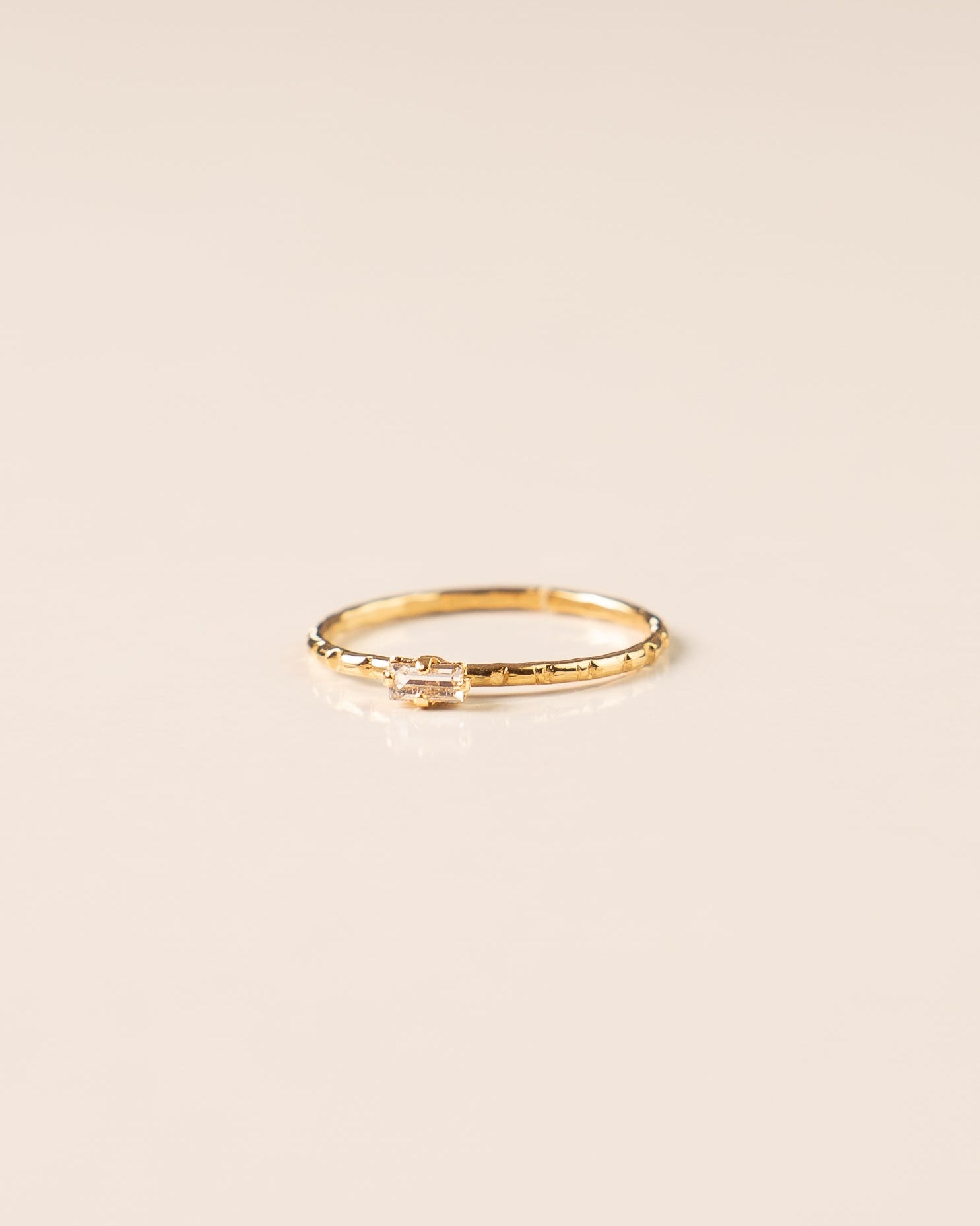 Bague pour femme plaqué or ajustable anneau texturé et serti d'un cristal/strass