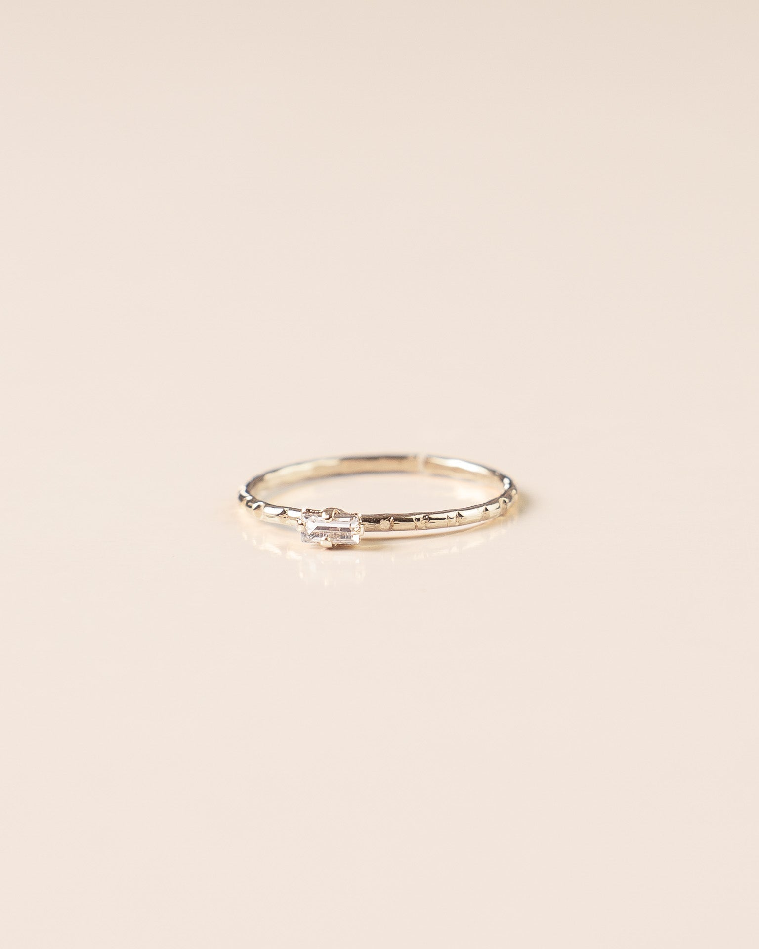 Bague pour femme plaqué argent ajustable anneau texturé et serti d'un cristal/strass