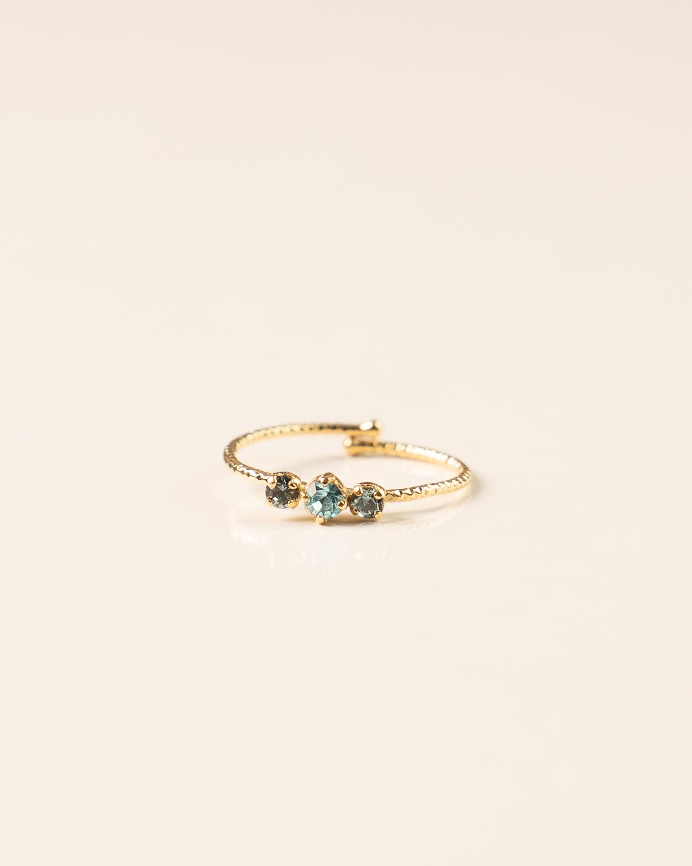 Bague pour femme plaqué or ajustable anneau texturé sertis de cristaux/strass bleus