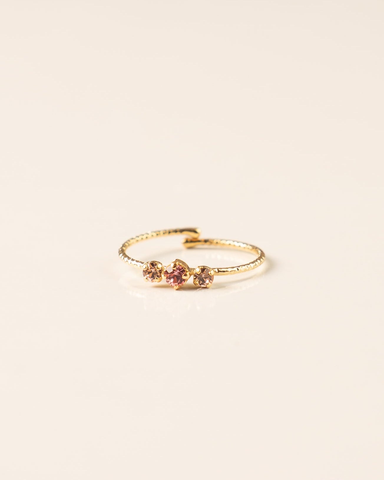 Bague pour femme plaqué or ajustable anneau texturé sertis de cristaux/strass roses