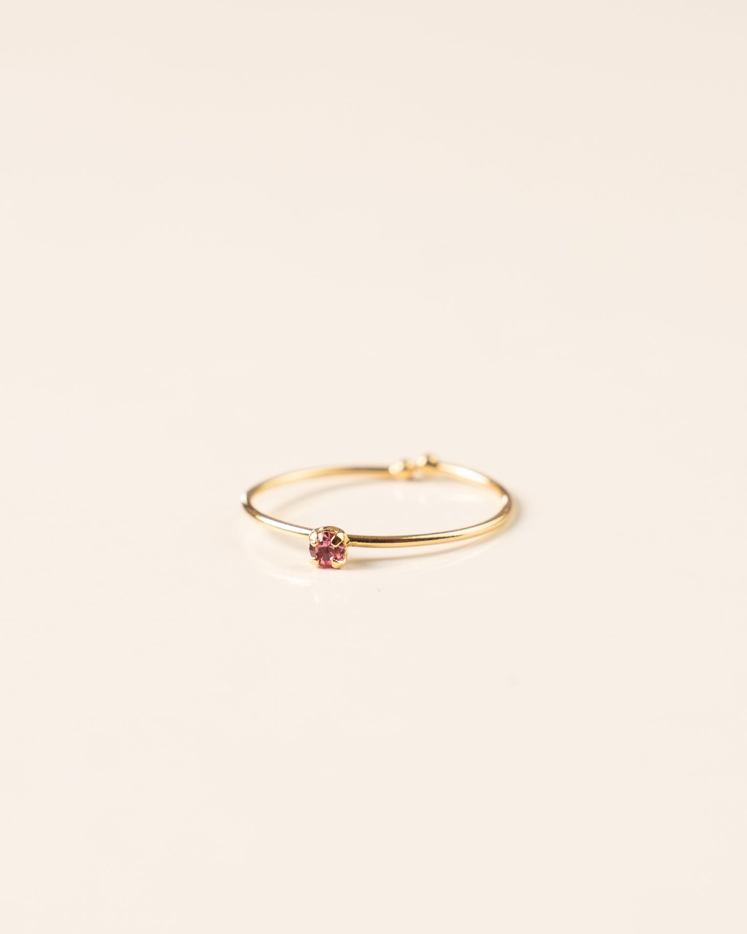 Bague minimaliste pour femme plaqué or ajustable anneau fin et cristal/strass de verre rose vif