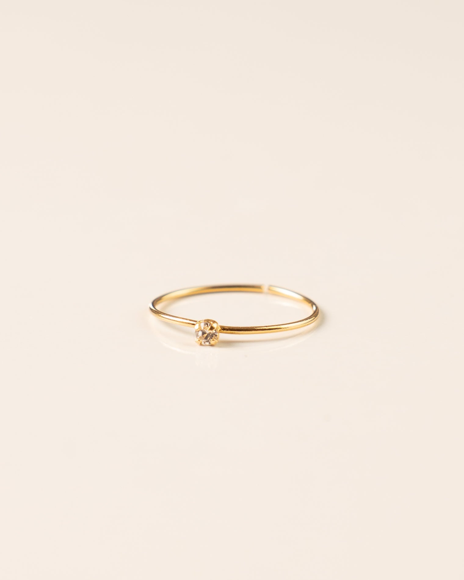 Bague minimaliste pour femme plaqué or ajustable anneau fin et cristal/strass de verre blanc