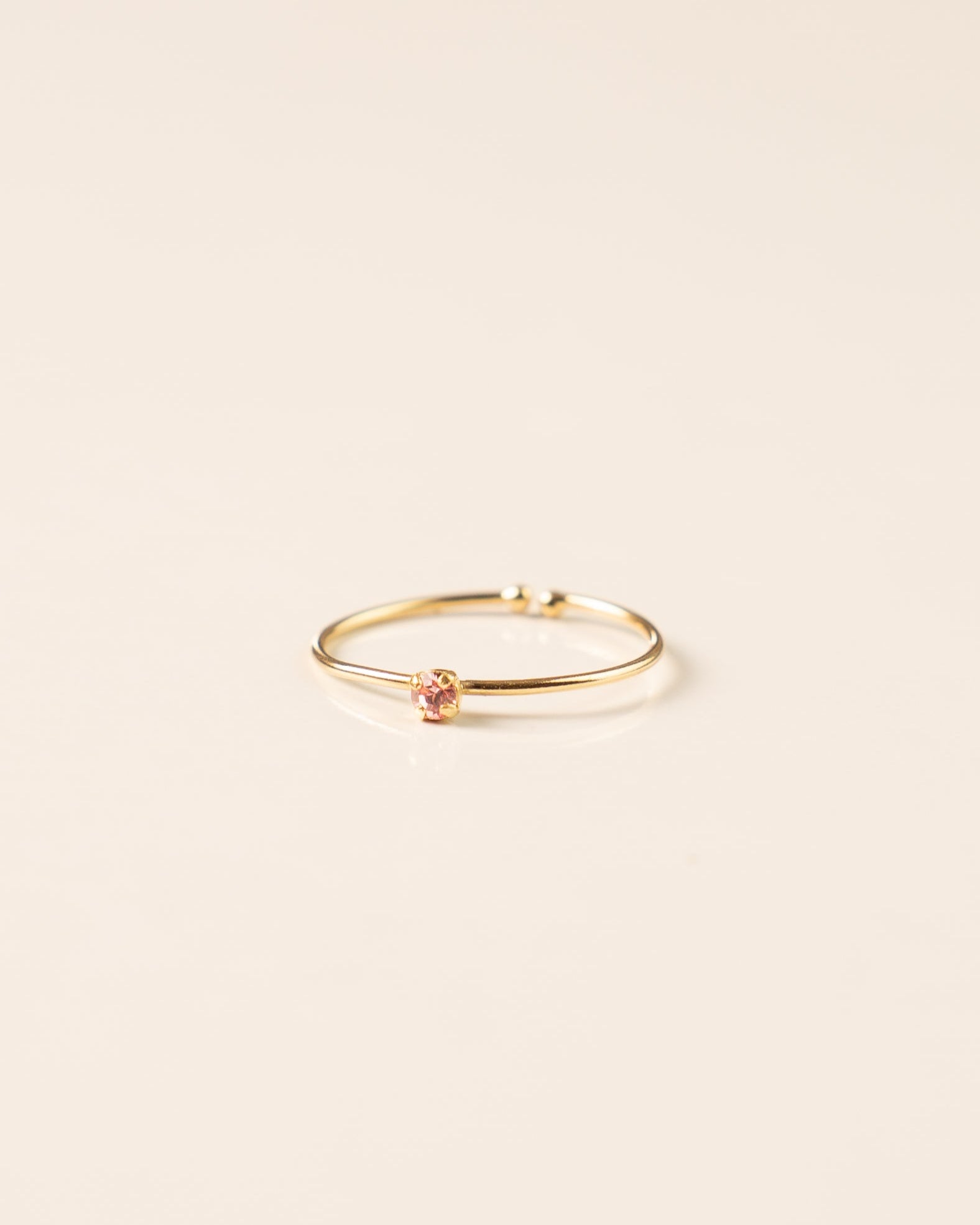 Bague minimaliste pour femme plaqué or ajustable anneau fin et cristal/strass de verre rose pâle