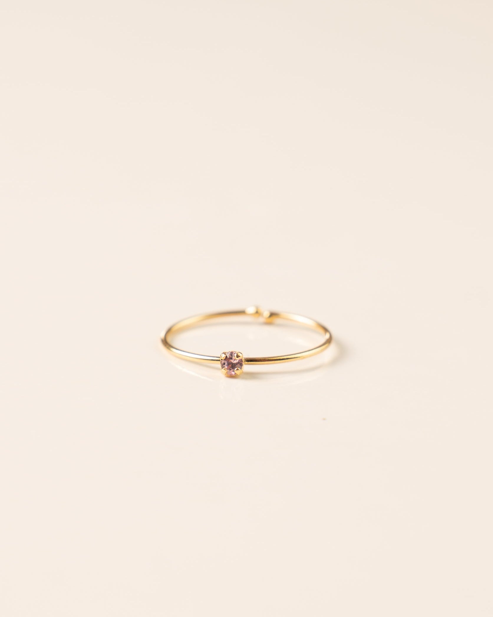 Bague minimaliste pour femme plaqué or ajustable anneau fin et cristal/strass de verre lilas