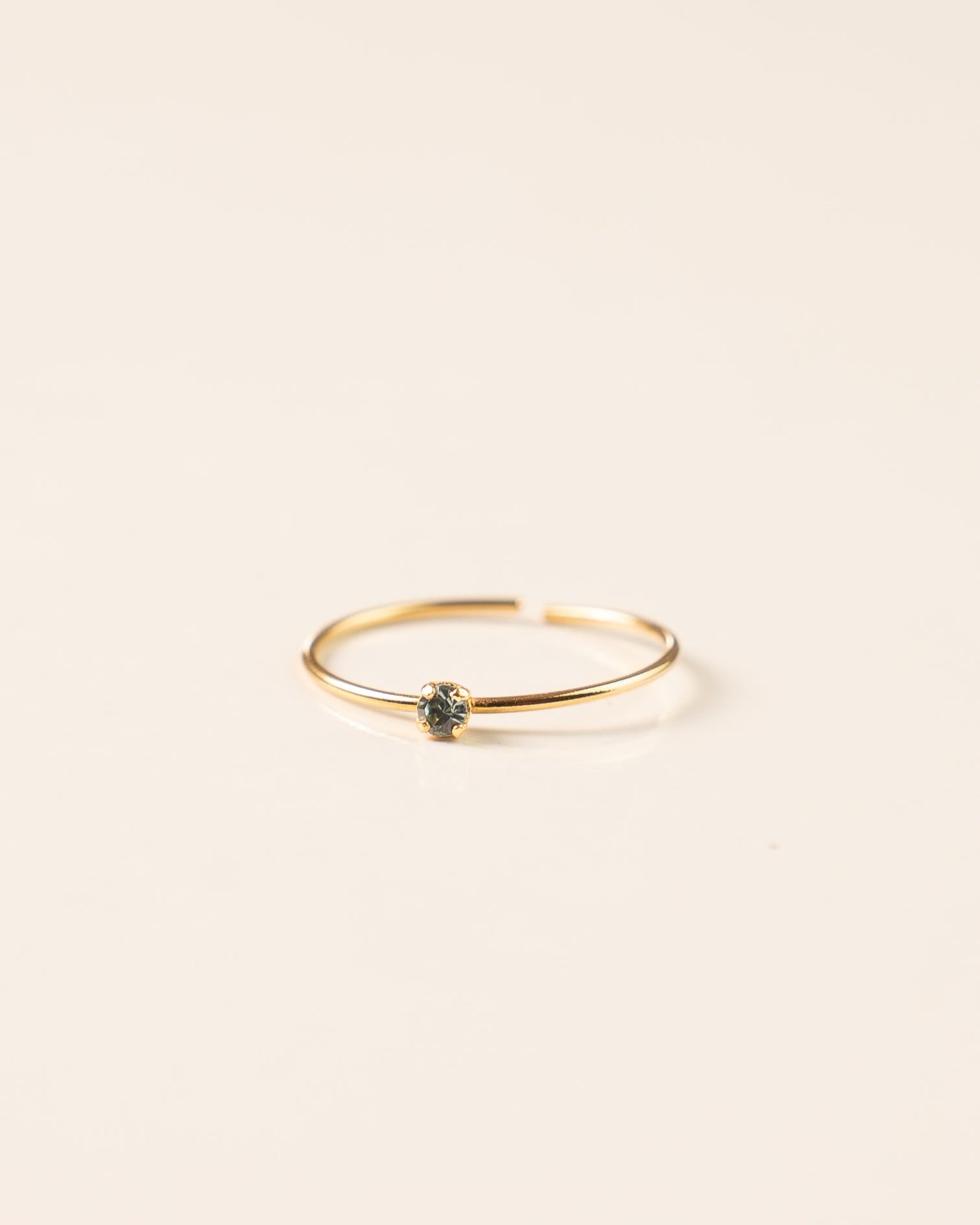 Bague minimaliste pour femme plaqué or ajustable anneau fin et cristal/strass de verre bleu gris