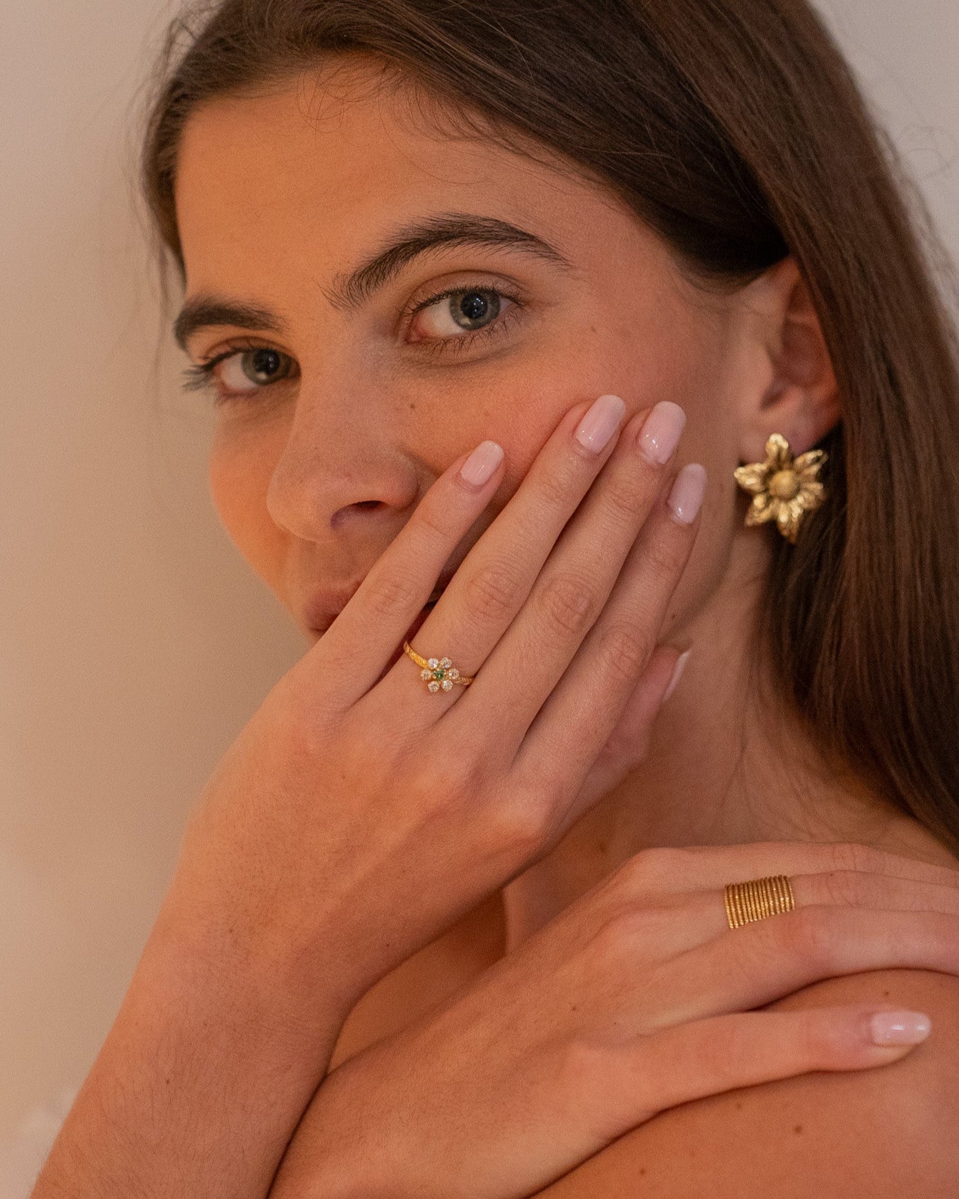 Bague pour femme plaqué or ajustable anneau texturé et fleur sertie de cristaux/strass blancs et vert