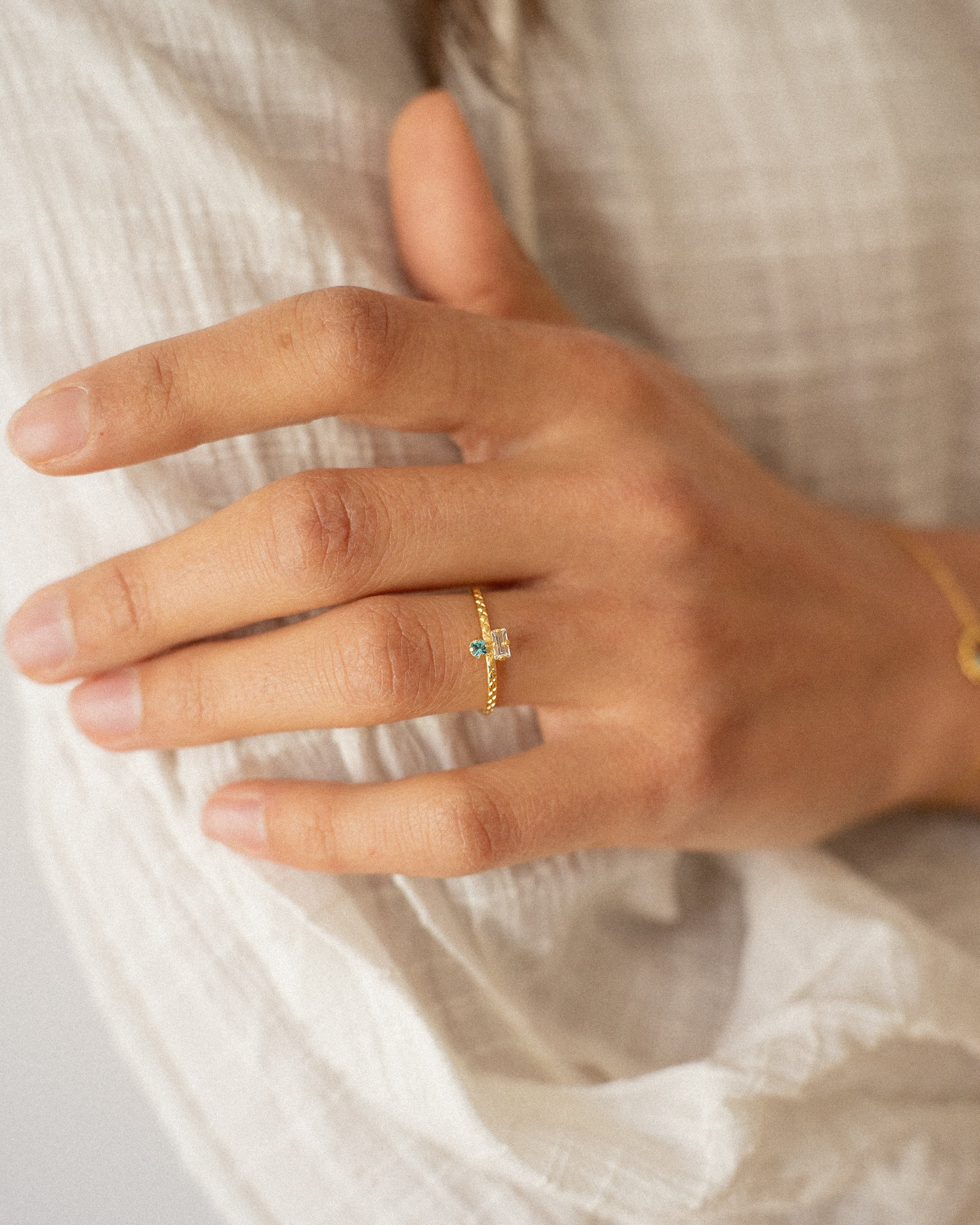 Bague pour femme plaqué or ajustable anneau texturé et serti de cristaux/strass blanc et bleu turquoise