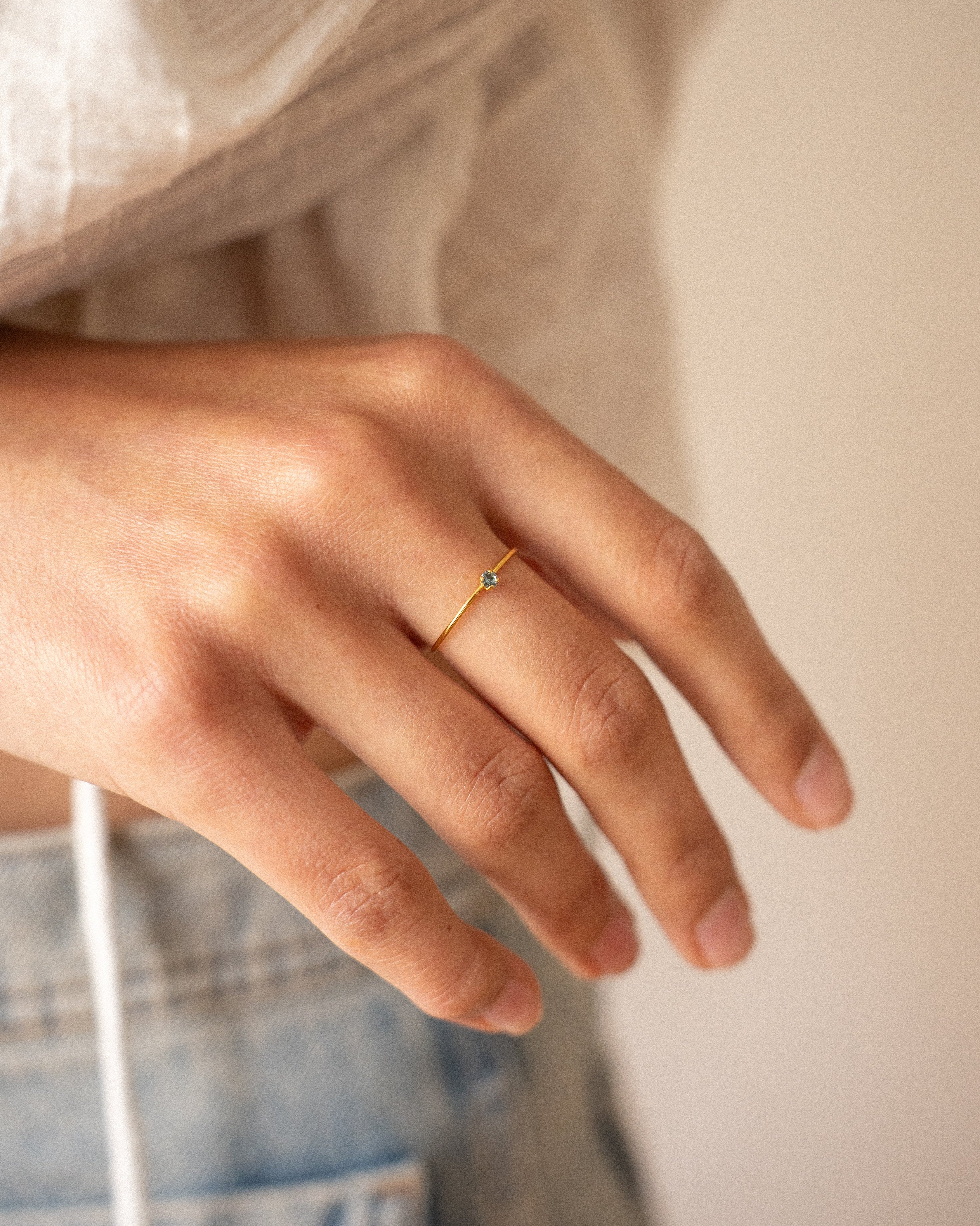 Bague minimaliste pour femme plaqué or ajustable anneau fin et cristal/strass de verre bleu gris