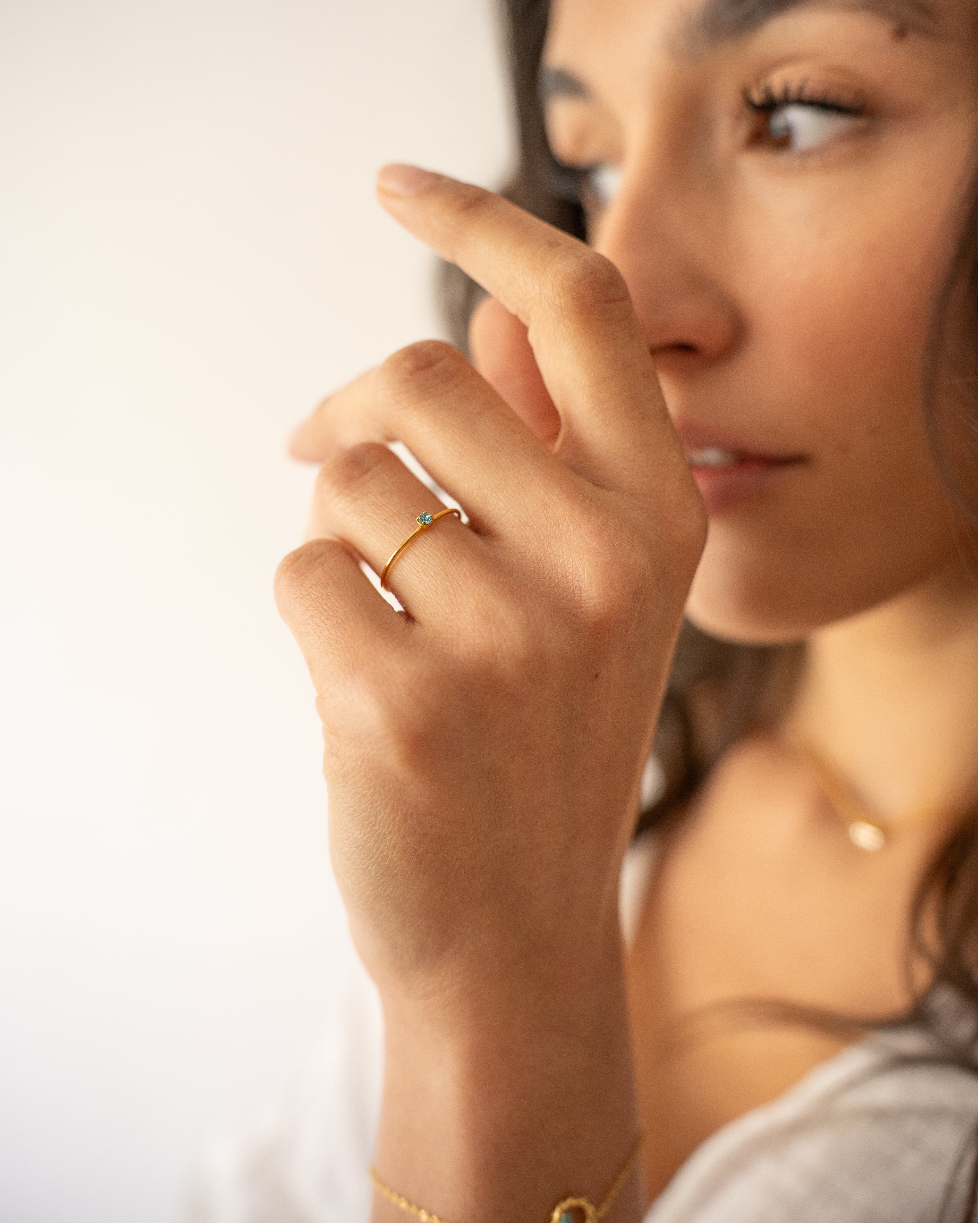 Bague minimaliste pour femme plaqué or ajustable anneau fin et cristal/strass de verre bleu turquoise