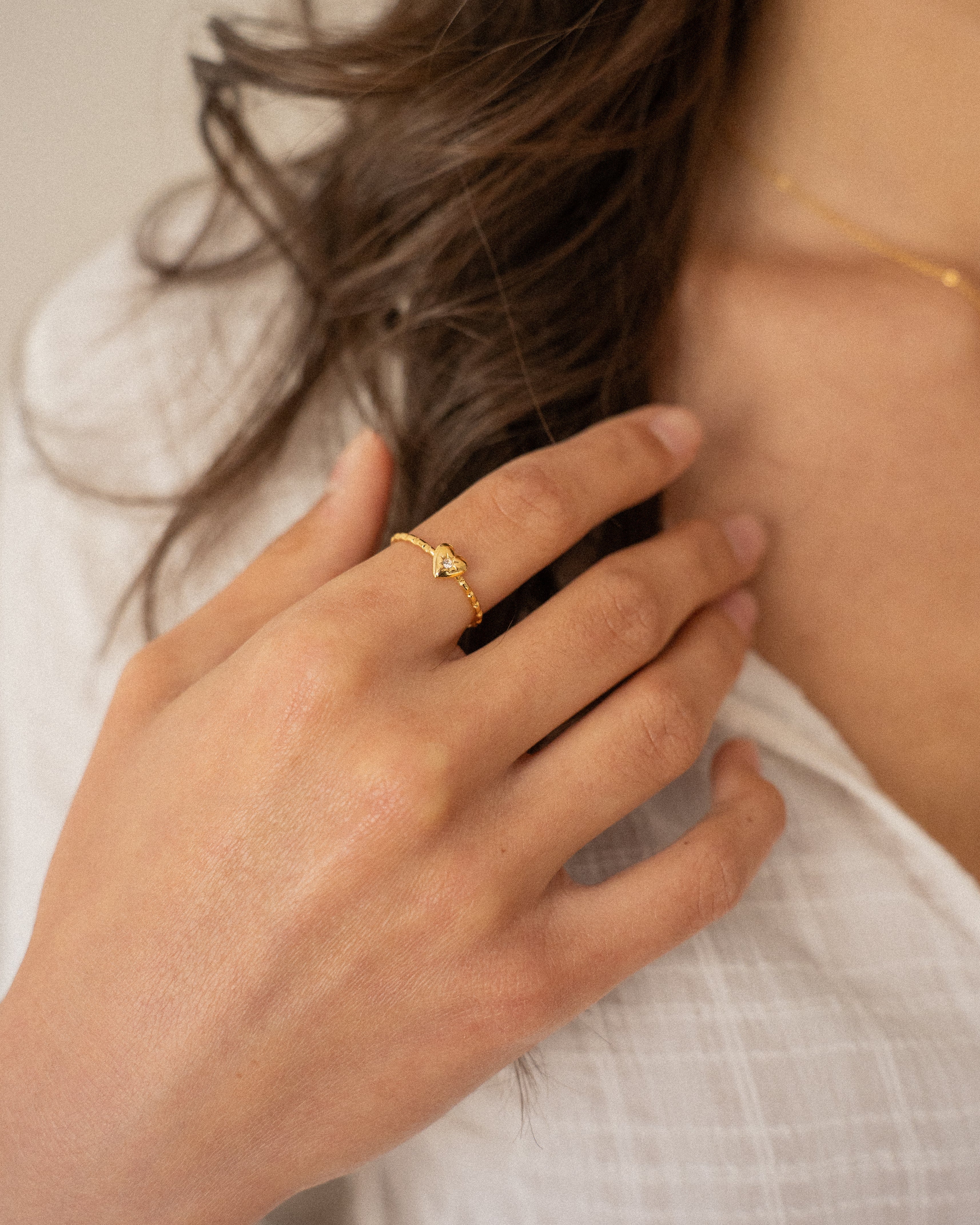 Bague pour femme plaqué or ajustable texturée et coeur serti d'un cristal/strass blanc