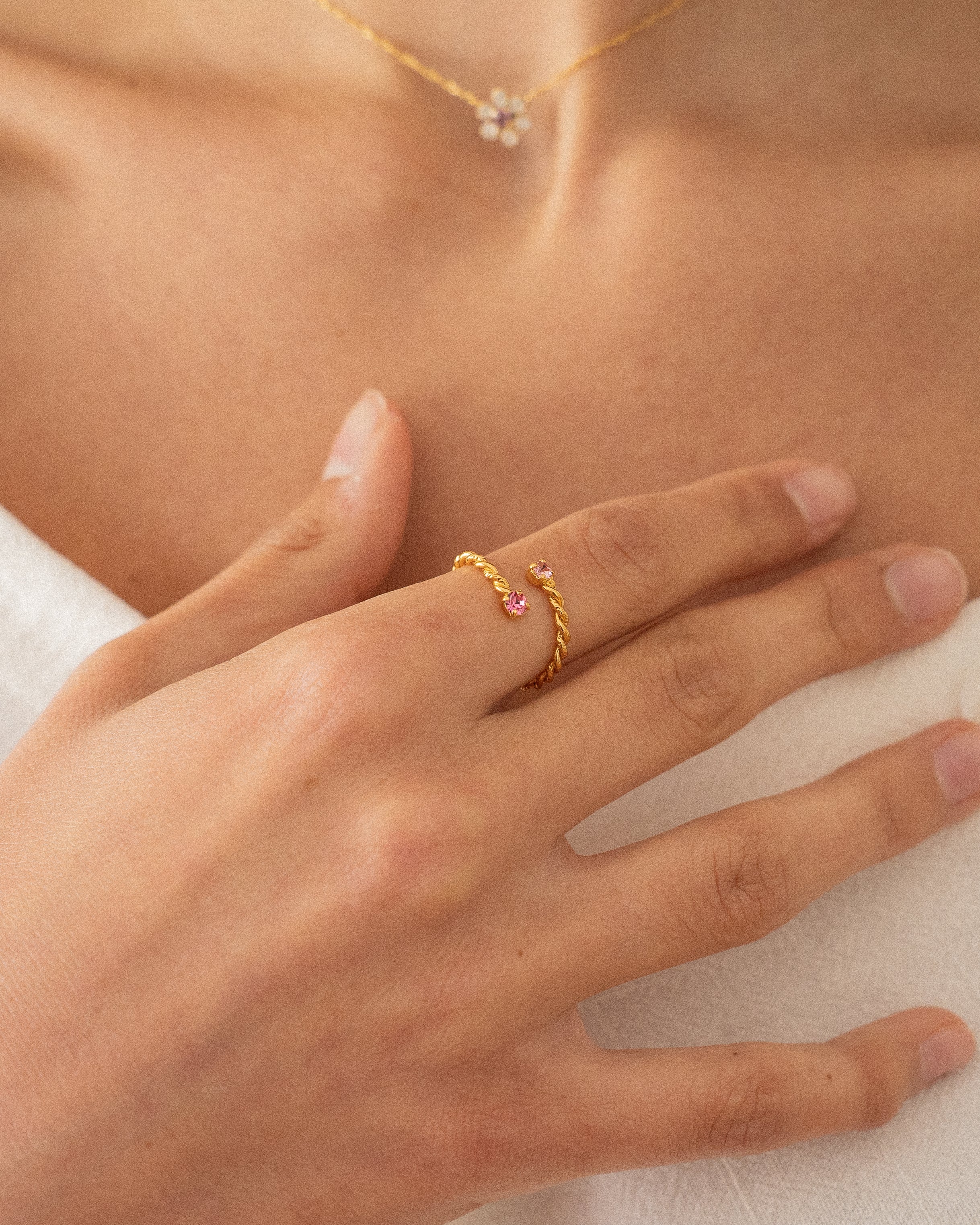 Bague pour femme plaqué or ajustable ouverte sur le dessus torsadée et texturée sertie de cristaux/strass roses