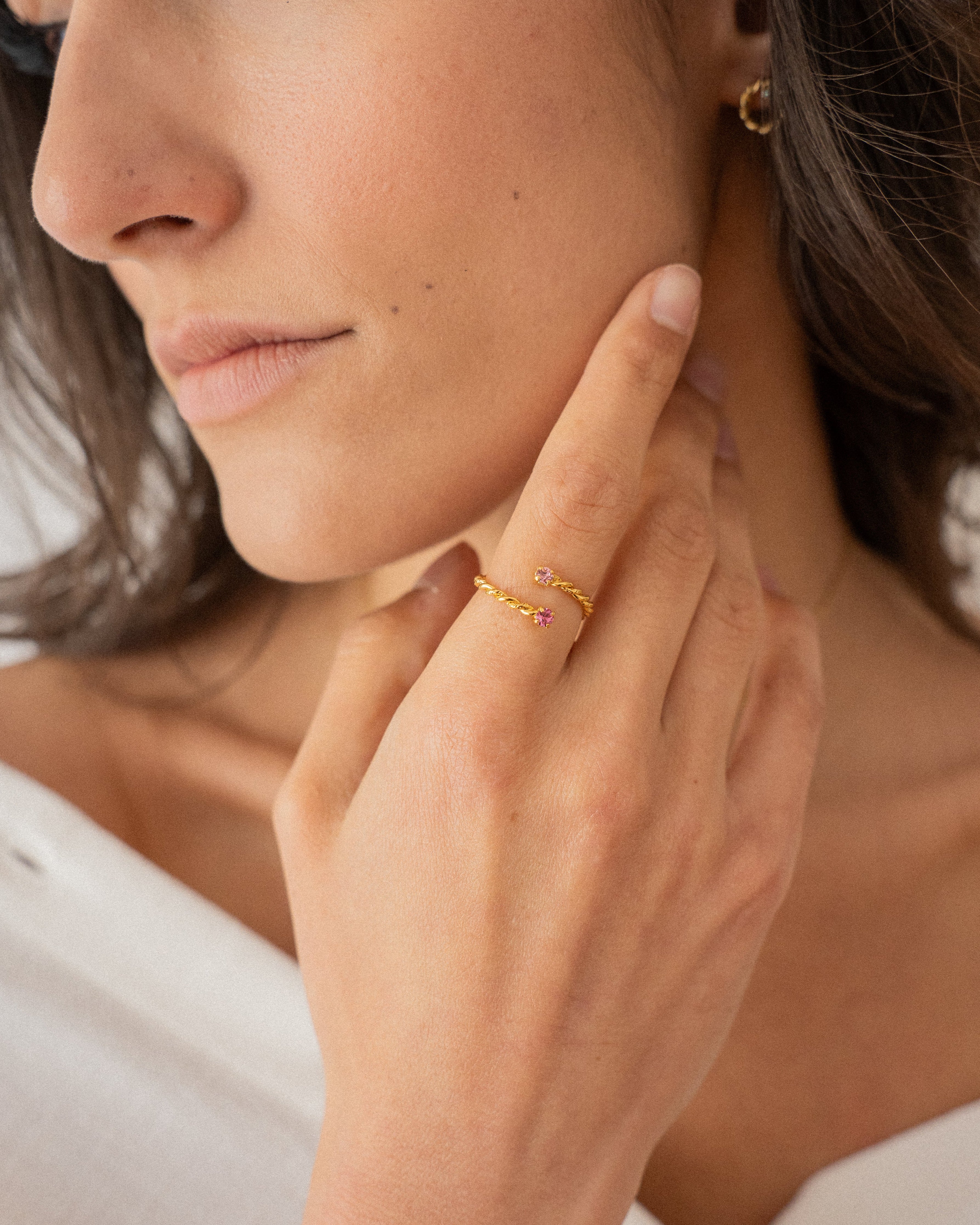 Bague pour femme plaqué or ajustable ouverte sur le dessus torsadée et texturée sertie de cristaux/strass roses