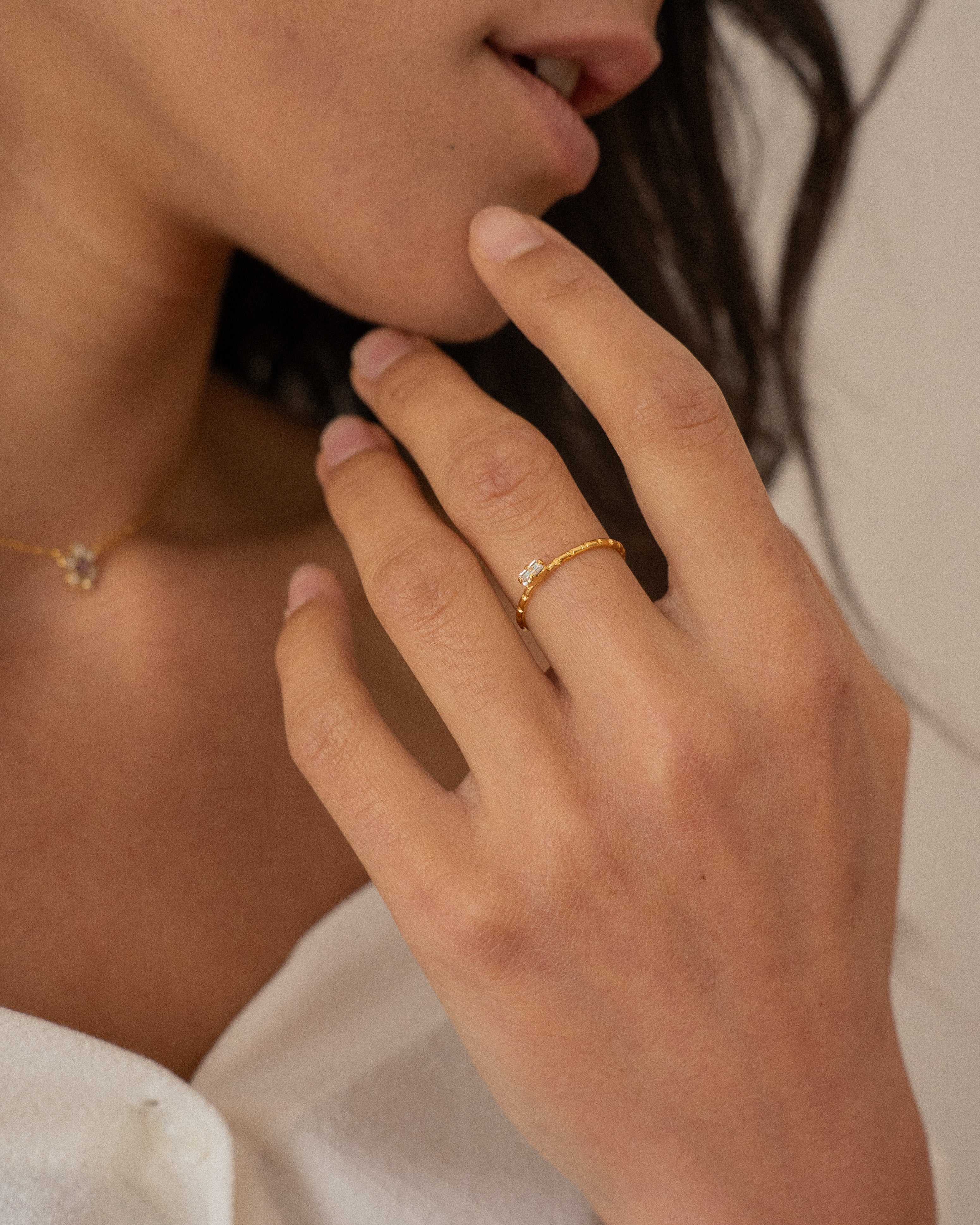 Bague pour femme plaqué or ajustable anneau texturé et serti d'un cristal/strass