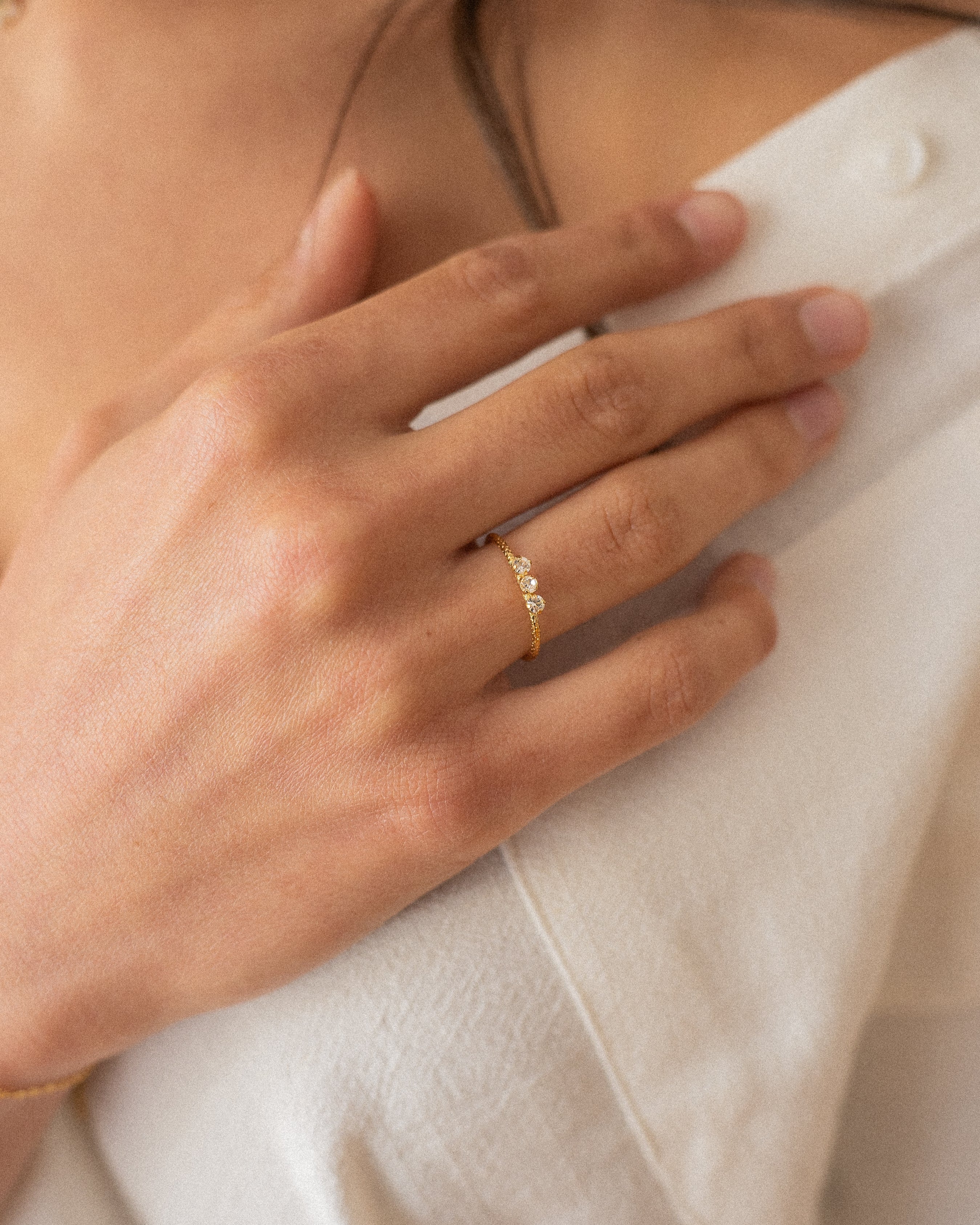 Bague pour femme plaqué or ajustable anneau texturé serti de 3 cristaux/strass de verre blancs