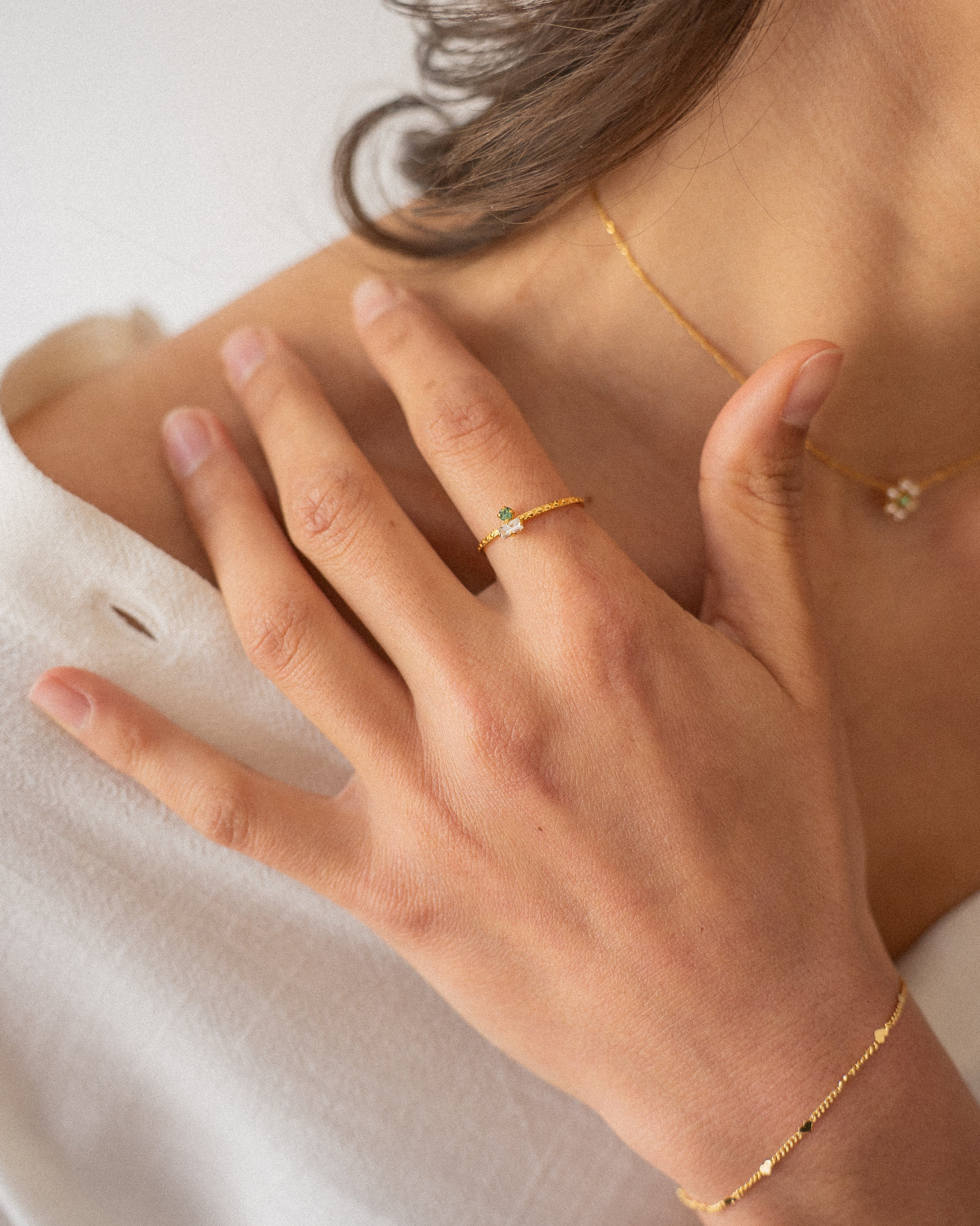 Bague pour femme plaqué or ajustable anneau texturé et serti de cristaux/strass blanc et vert