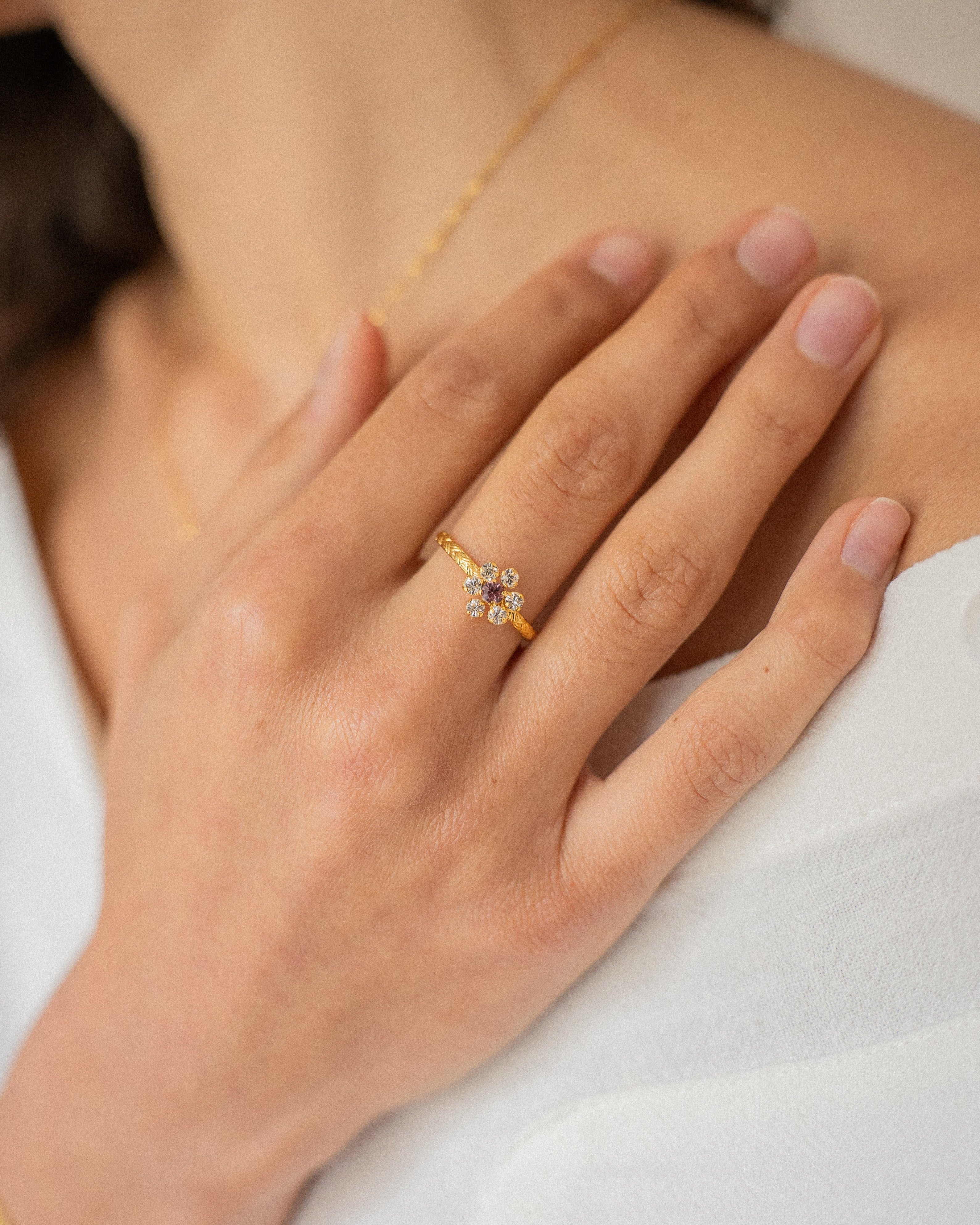 Bague pour femme plaqué or ajustable anneau texturé et fleur sertie de cristaux/strass blancs et lilas