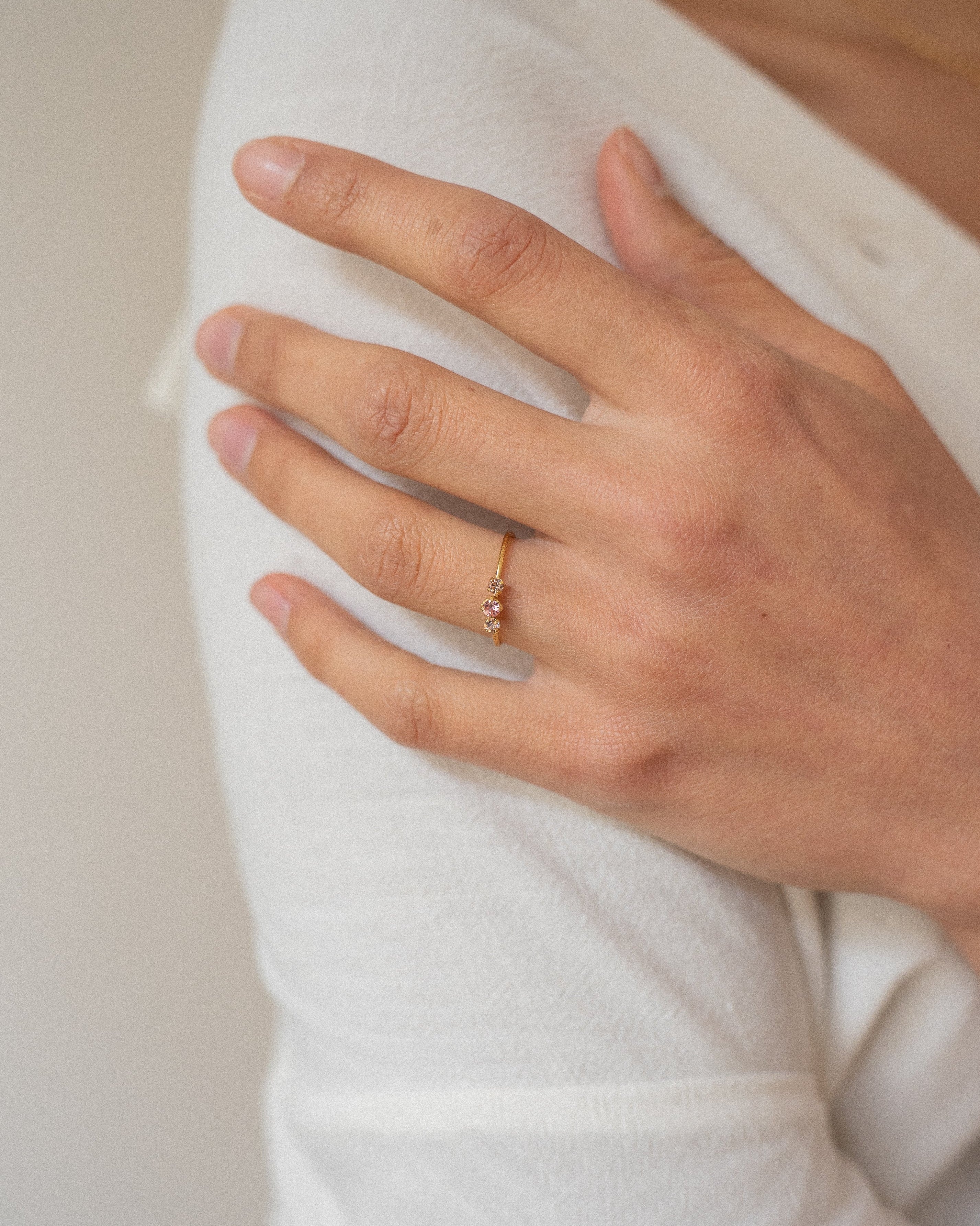Bague pour femme plaqué or ajustable anneau texturé sertis de cristaux/strass roses