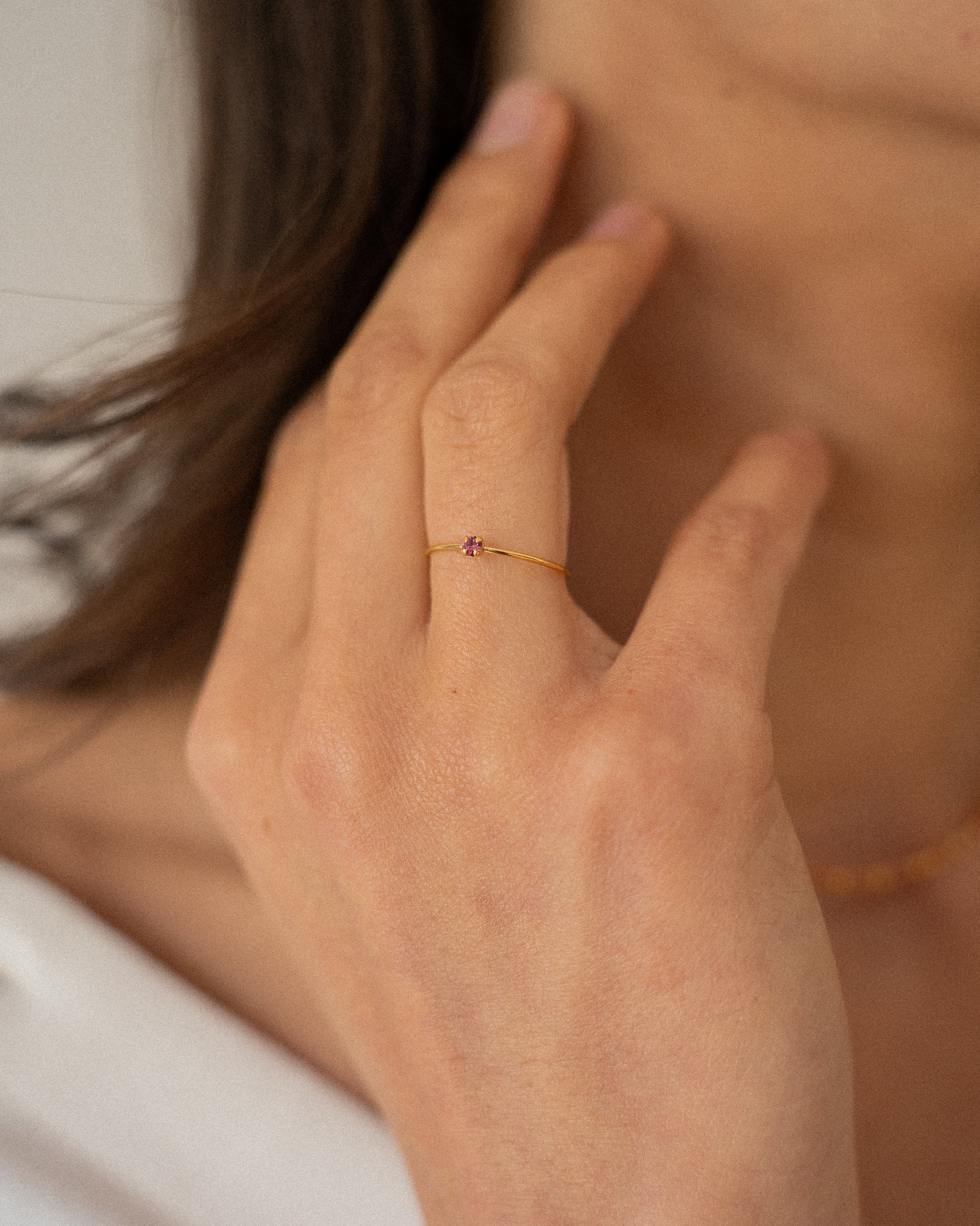 Bague minimaliste pour femme plaqué or ajustable anneau fin et cristal/strass de verre rose vif