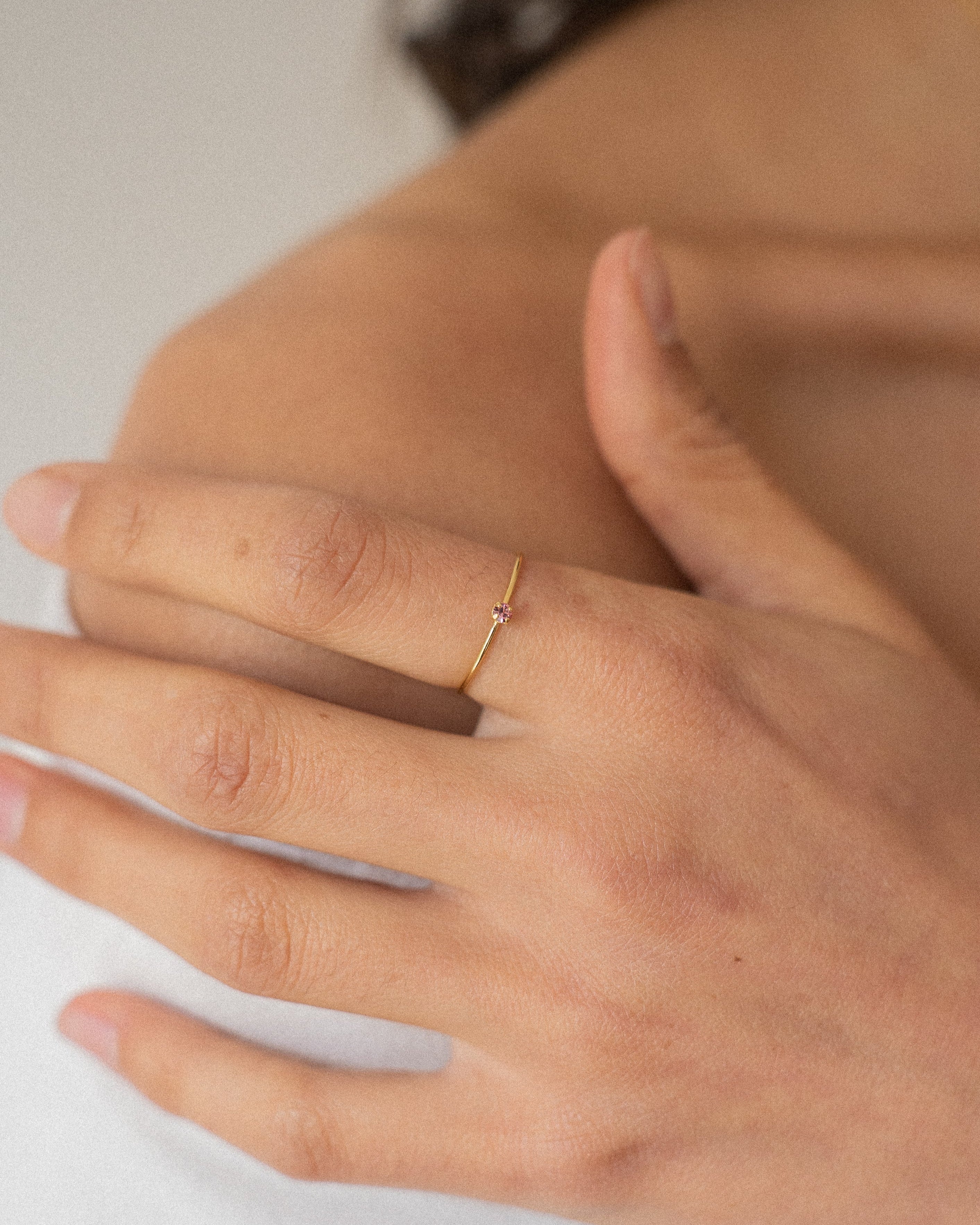 Bague minimaliste pour femme plaqué or ajustable anneau fin et cristal/strass de verre rose pâle