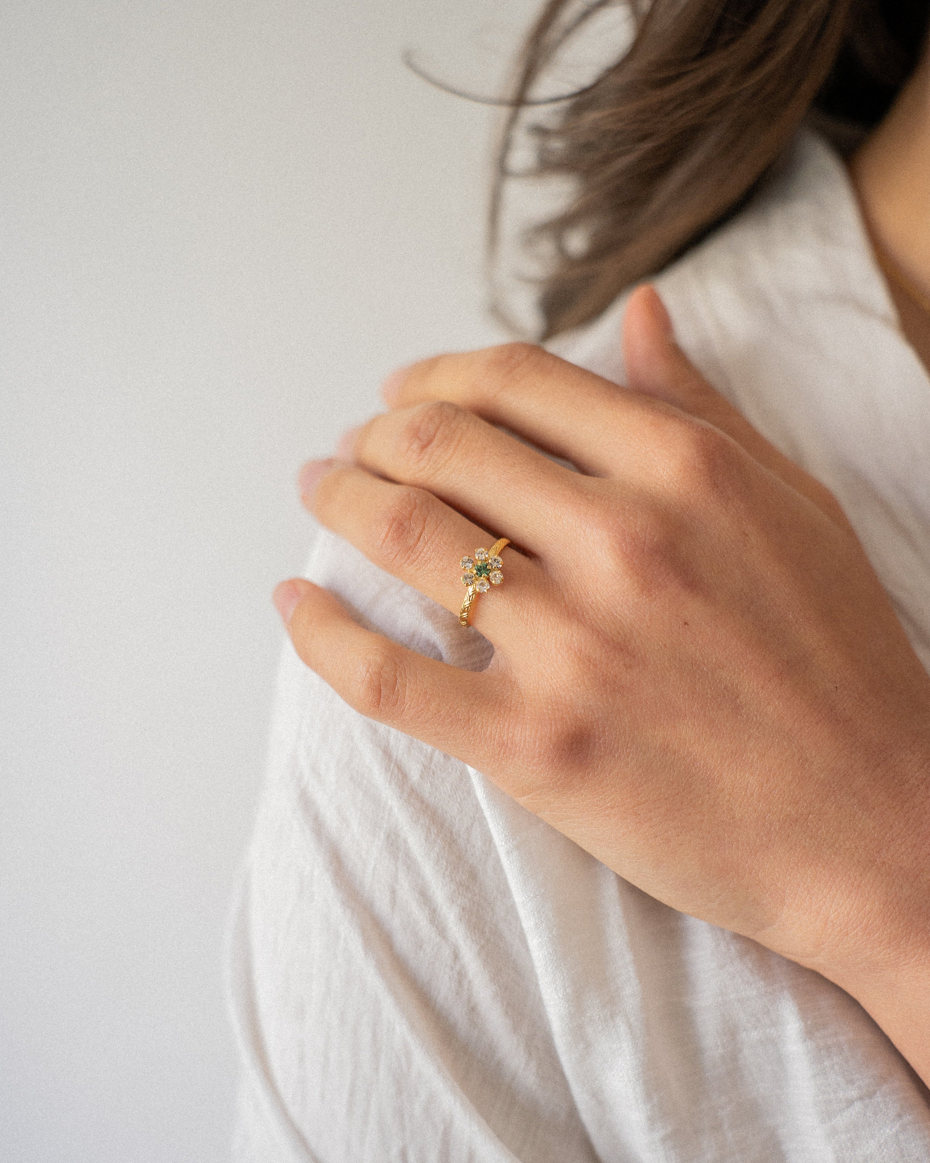 Bague pour femme plaqué or ajustable anneau texturé et fleur sertie de cristaux/strass blancs et vert