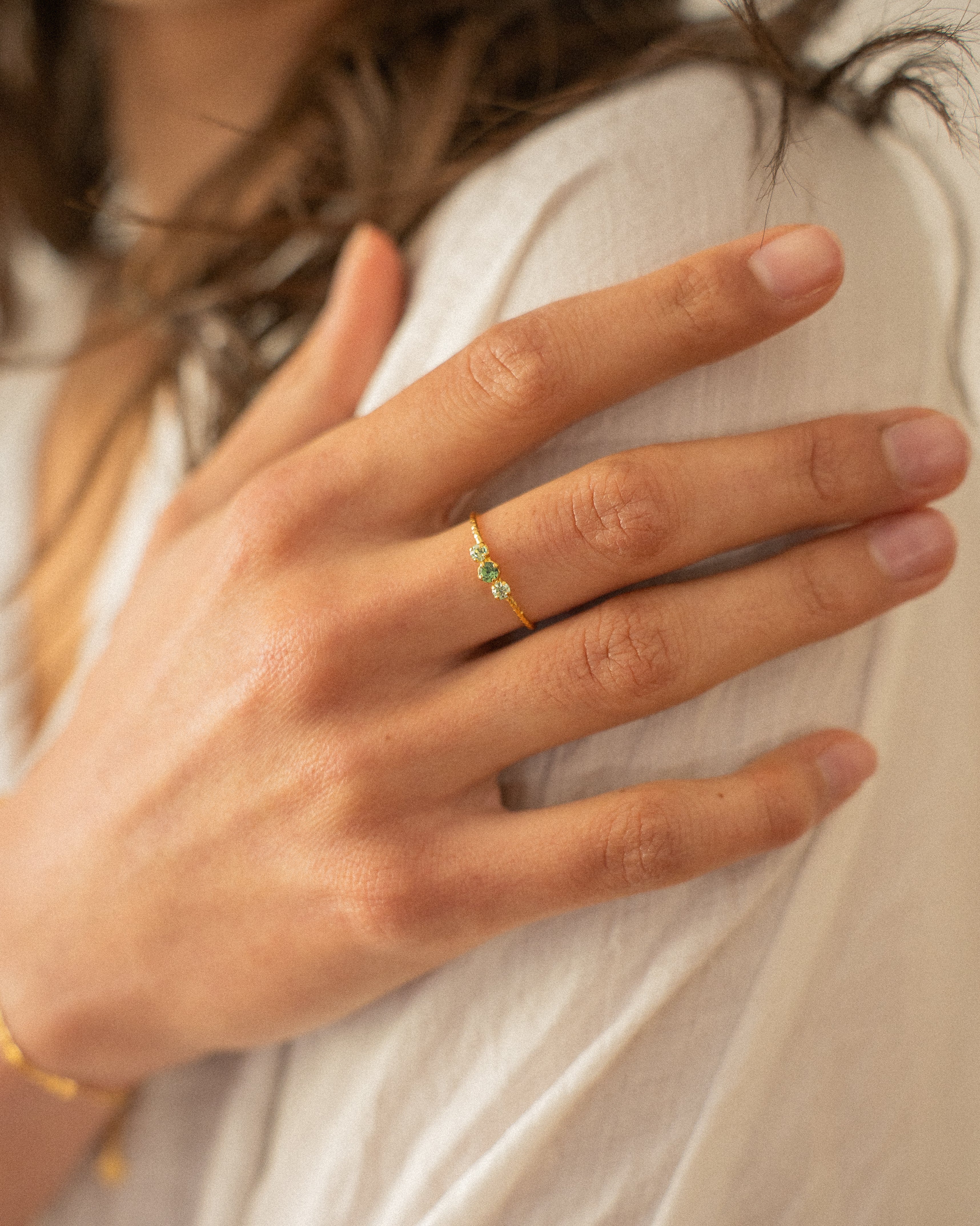 Bague pour femme plaqué or ajustable anneau texturé sertis de cristaux/strass verts