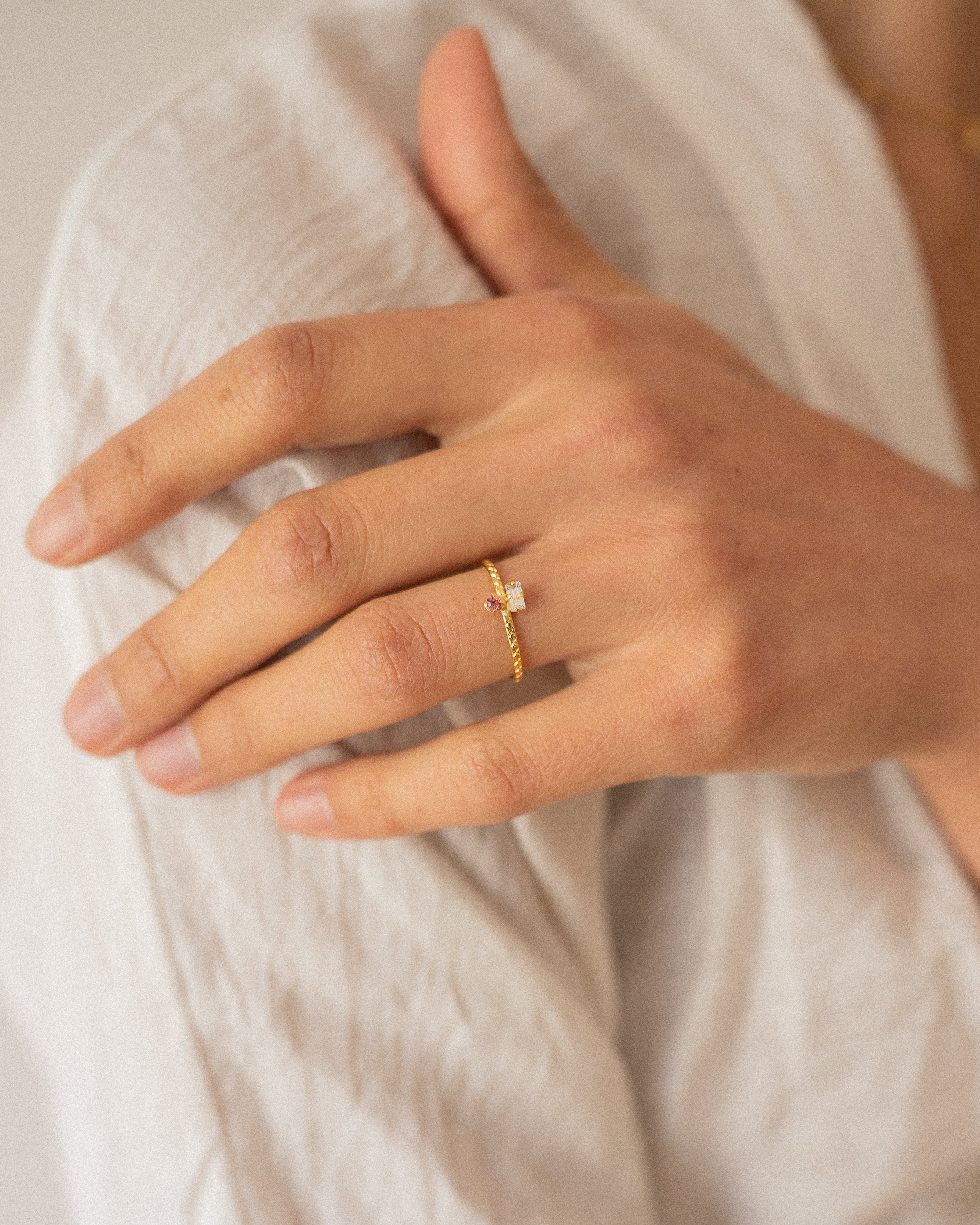 Bague pour femme plaqué or ajustable anneau texturé et serti de cristaux/strass blanc et rose