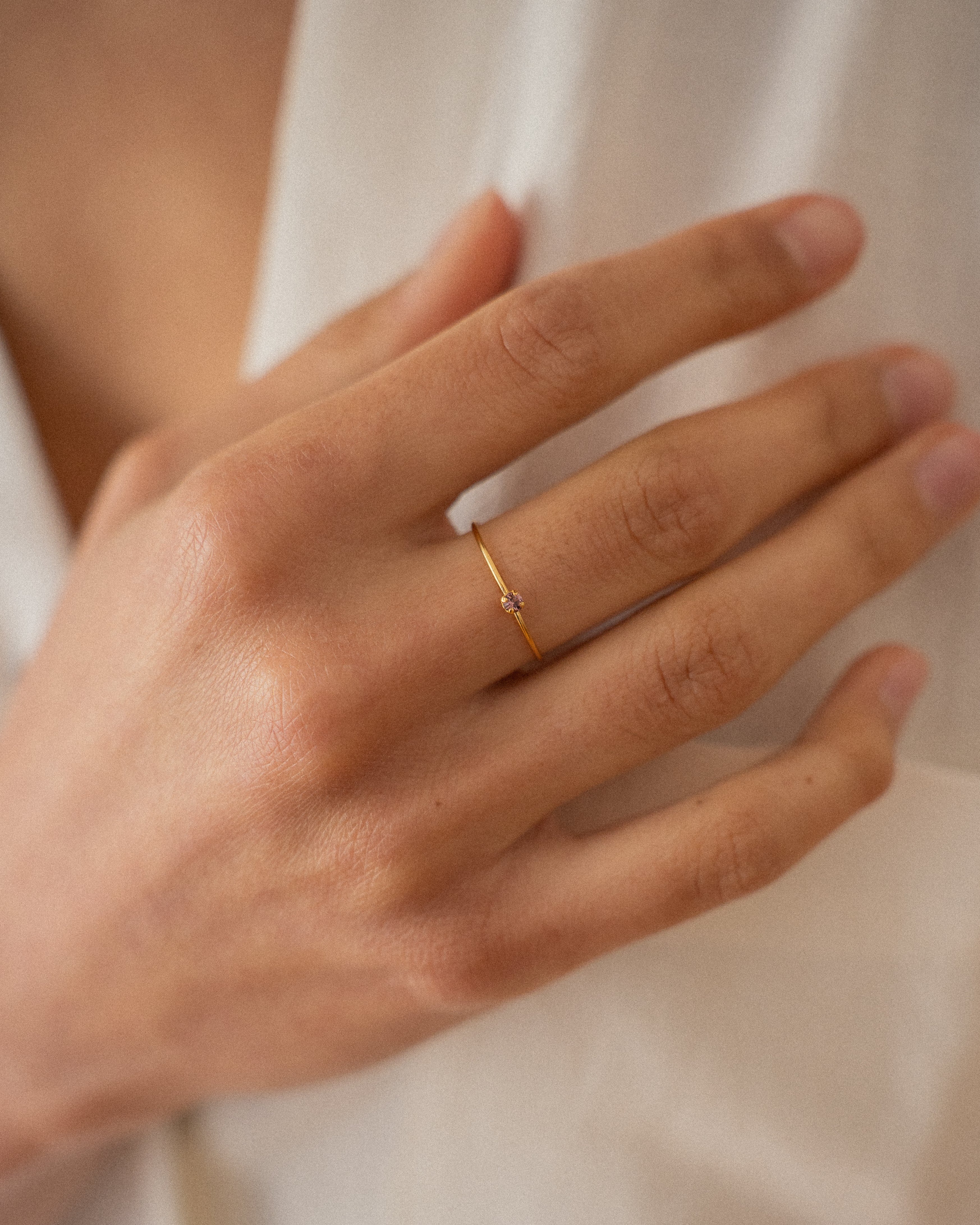 Bague minimaliste pour femme plaqué or ajustable anneau fin et cristal/strass de verre lilas