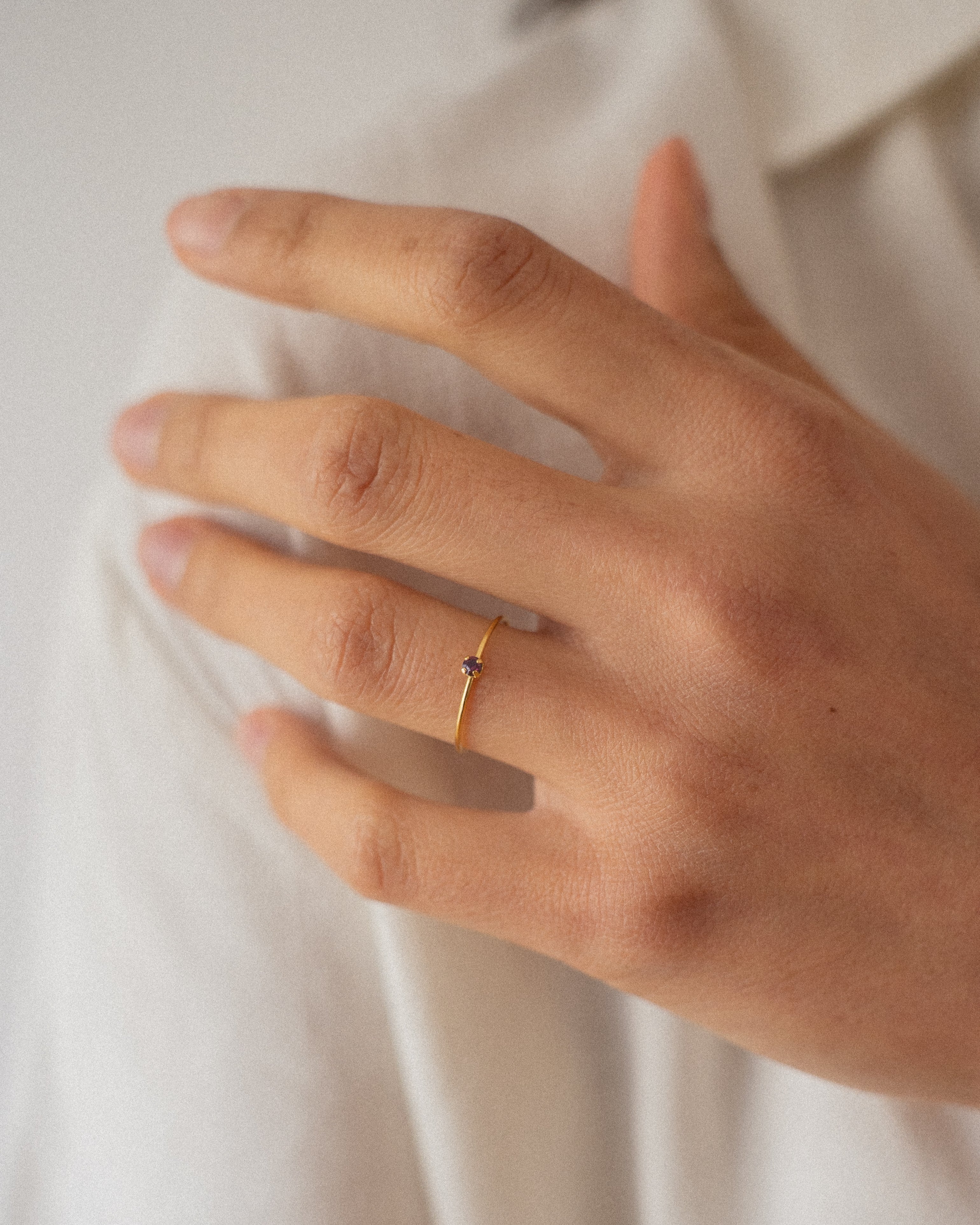 Bague minimaliste pour femme plaqué or ajustable anneau fin et cristal/strass de verre violet
