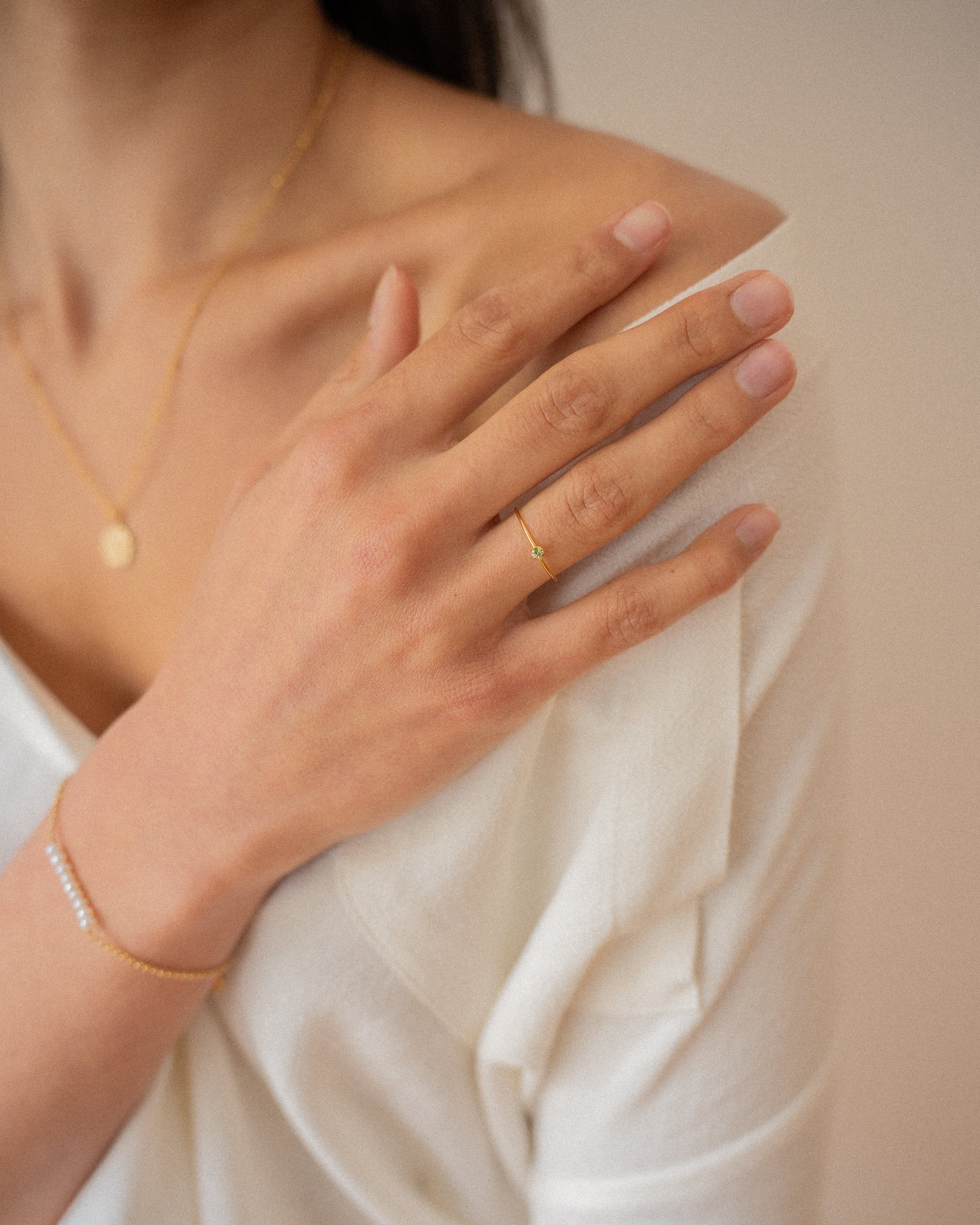 Bague minimaliste pour femme plaqué or ajustable anneau fin et cristal/strass de verre vert d'eau