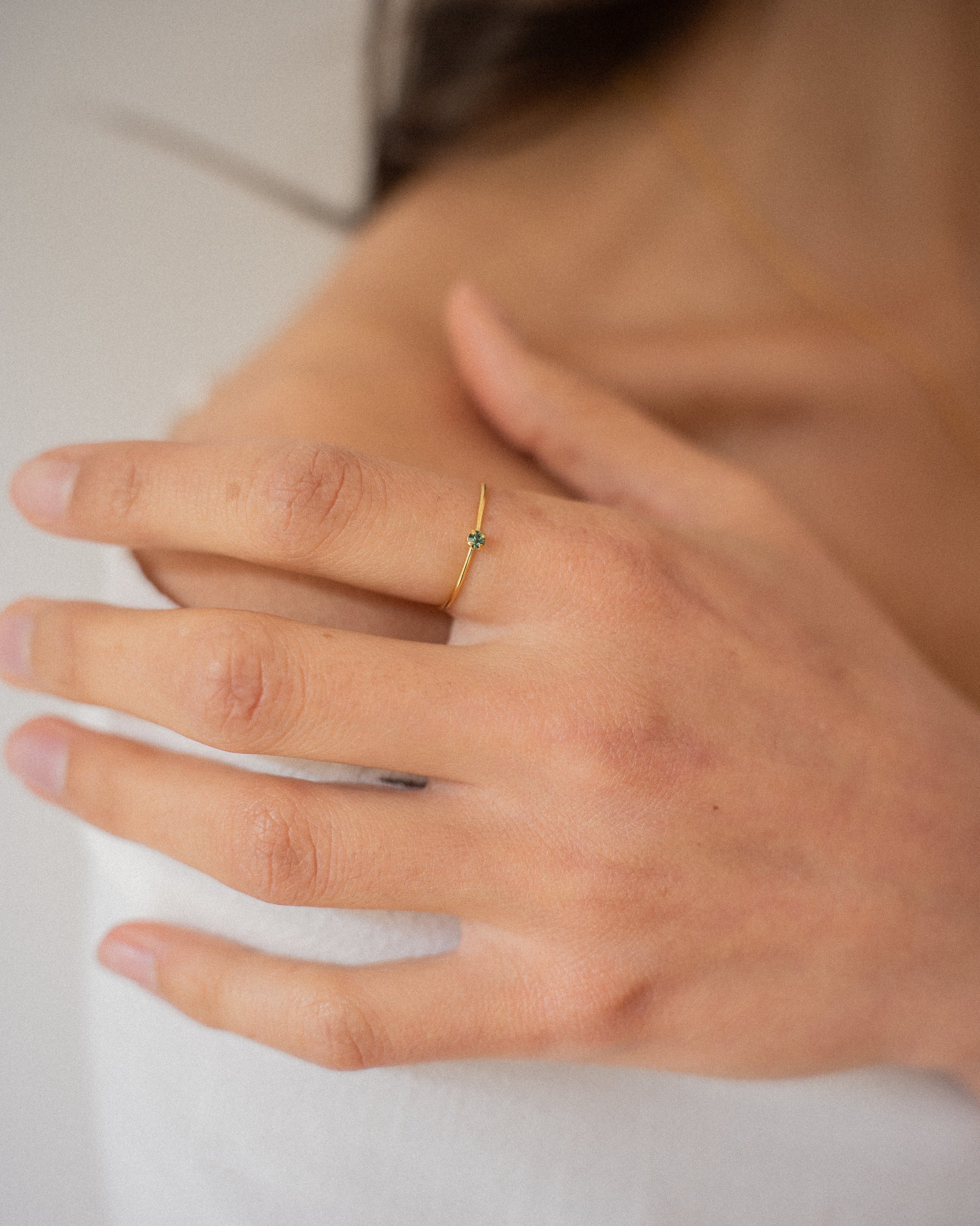 Bague minimaliste pour femme plaqué or ajustable anneau fin et cristal/strass de verre vert