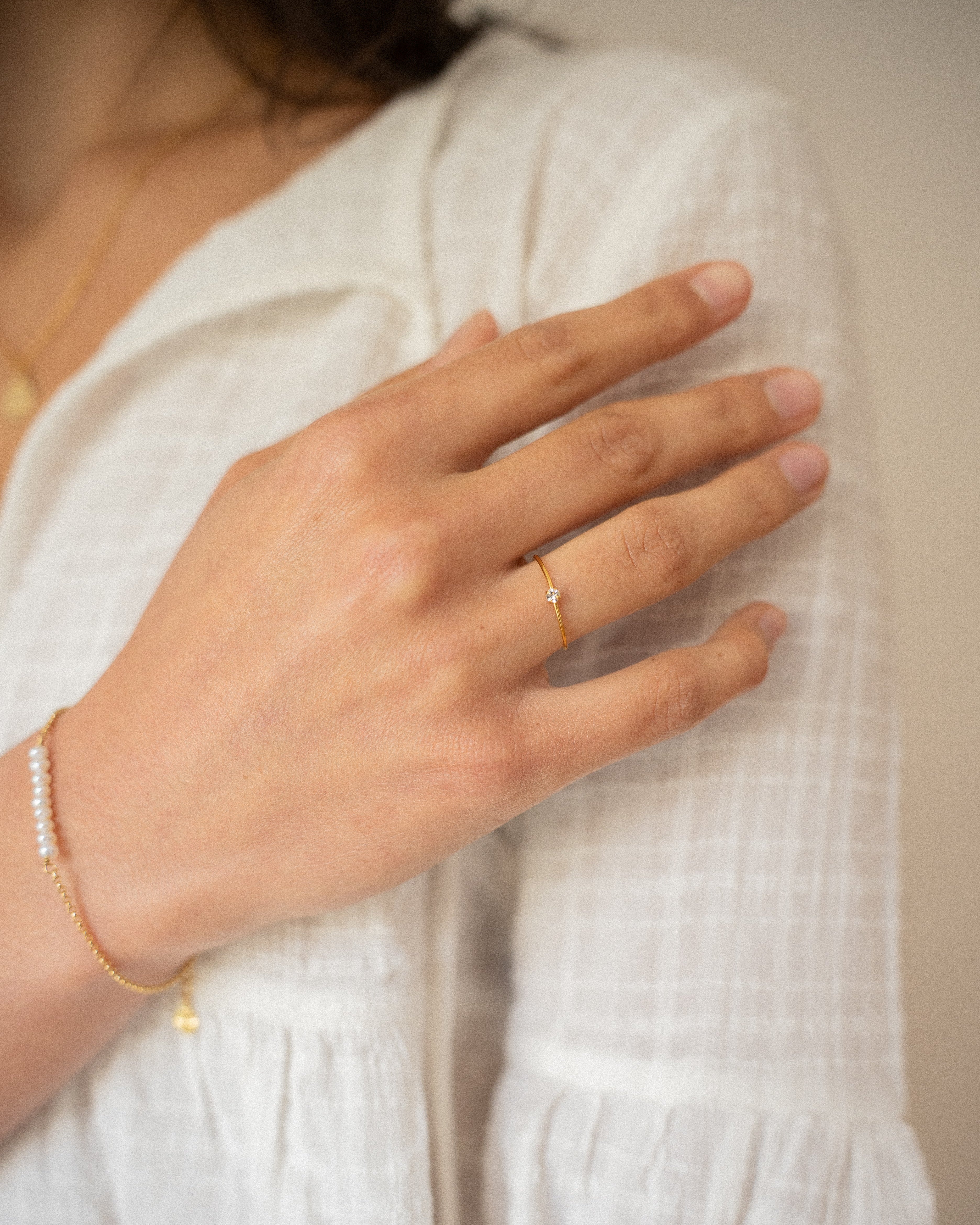 Bague minimaliste pour femme plaqué or ajustable anneau fin et cristal/strass de verre blanc