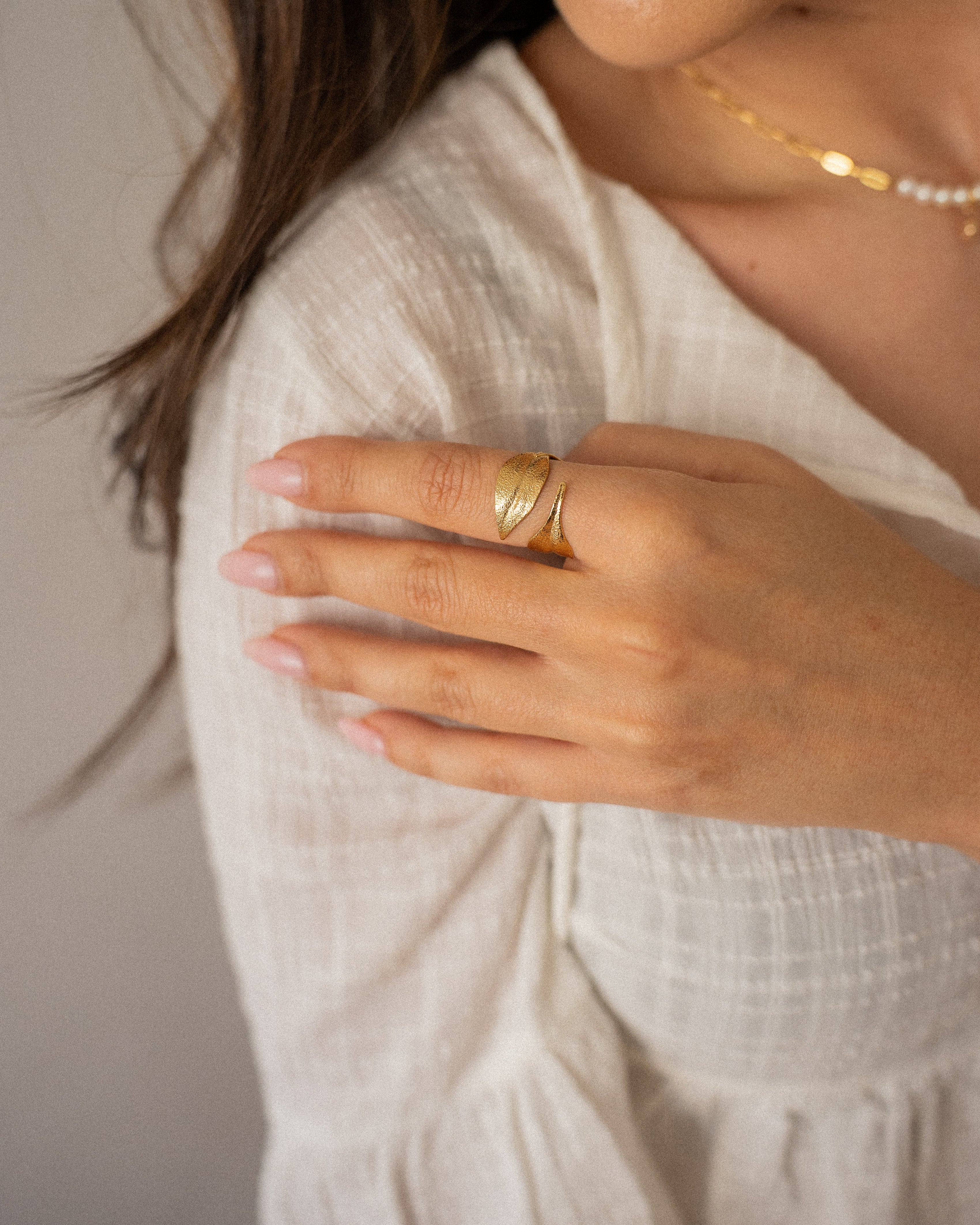 Bague large pour femme plaqué or ajustable en forme de feuilles