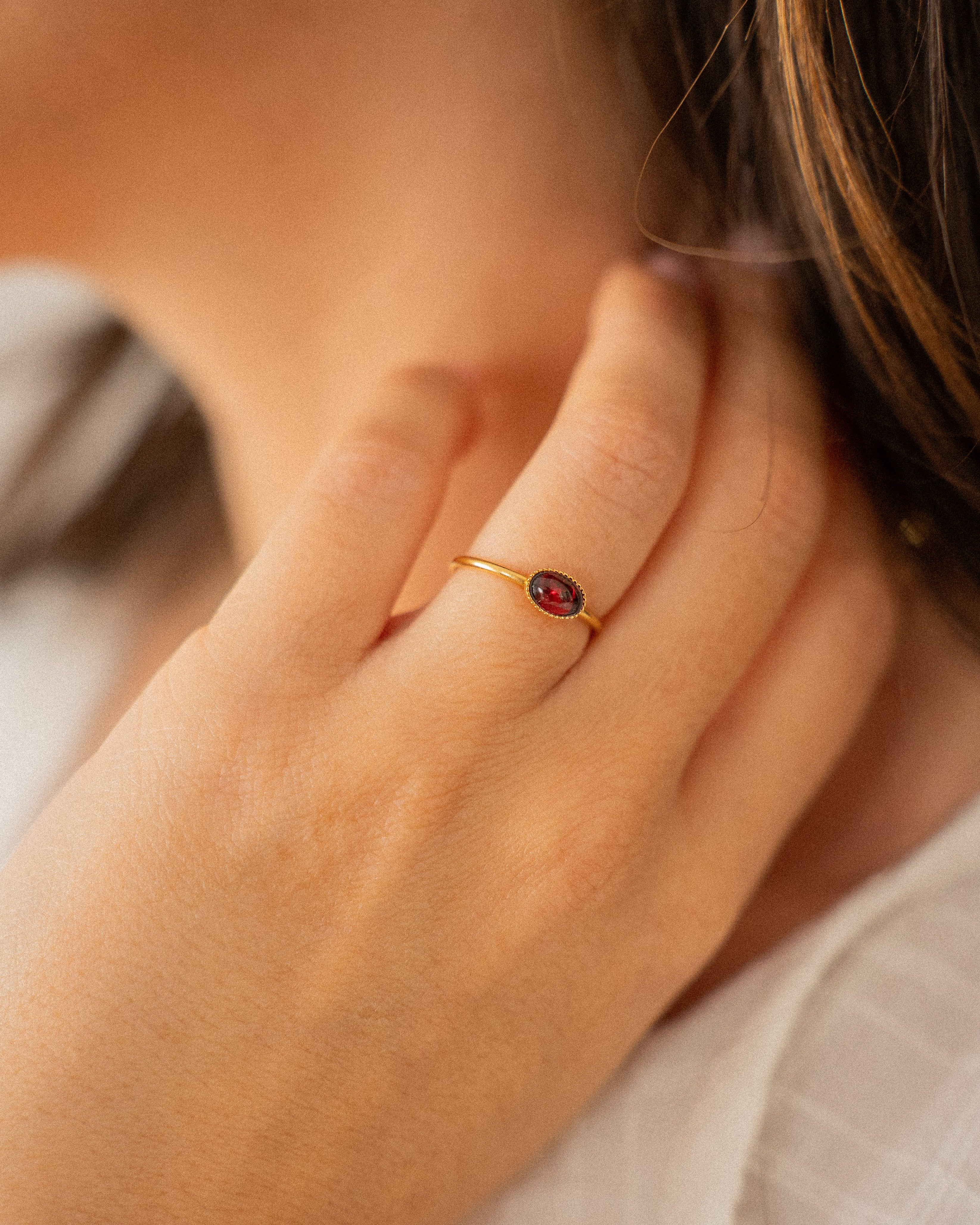 Bague minimaliste pour femme plaqué or ajustable anneau fin et pierre naturelle grenat