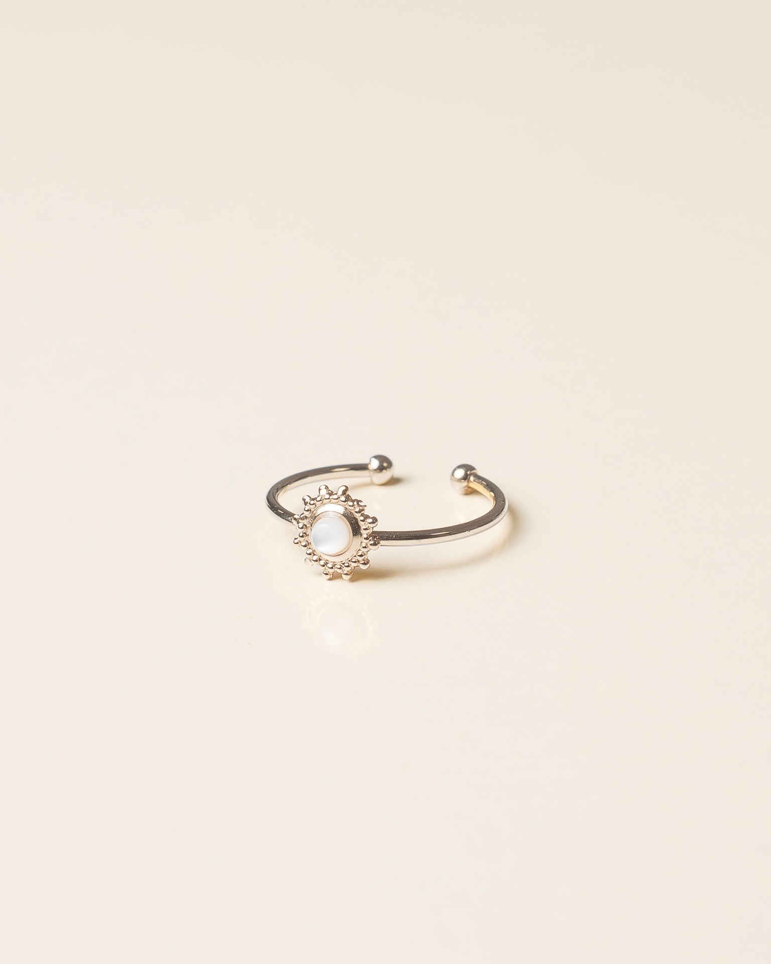 Bague pour femme plaqué argent ajustable médaillon mini soleil et nacre blanche naturelle