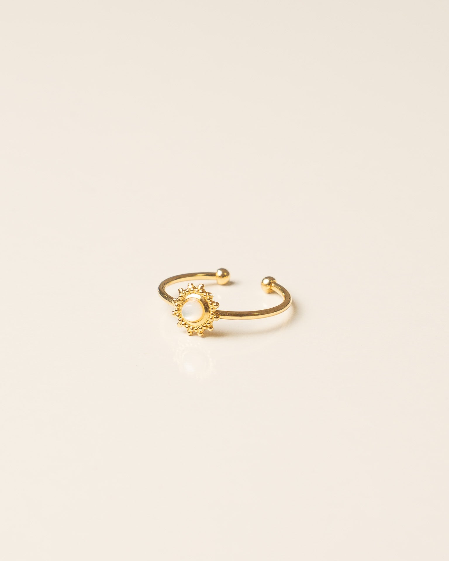 Bague pour femme plaqué or ajustable médaillon mini soleil et nacre blanche naturelle