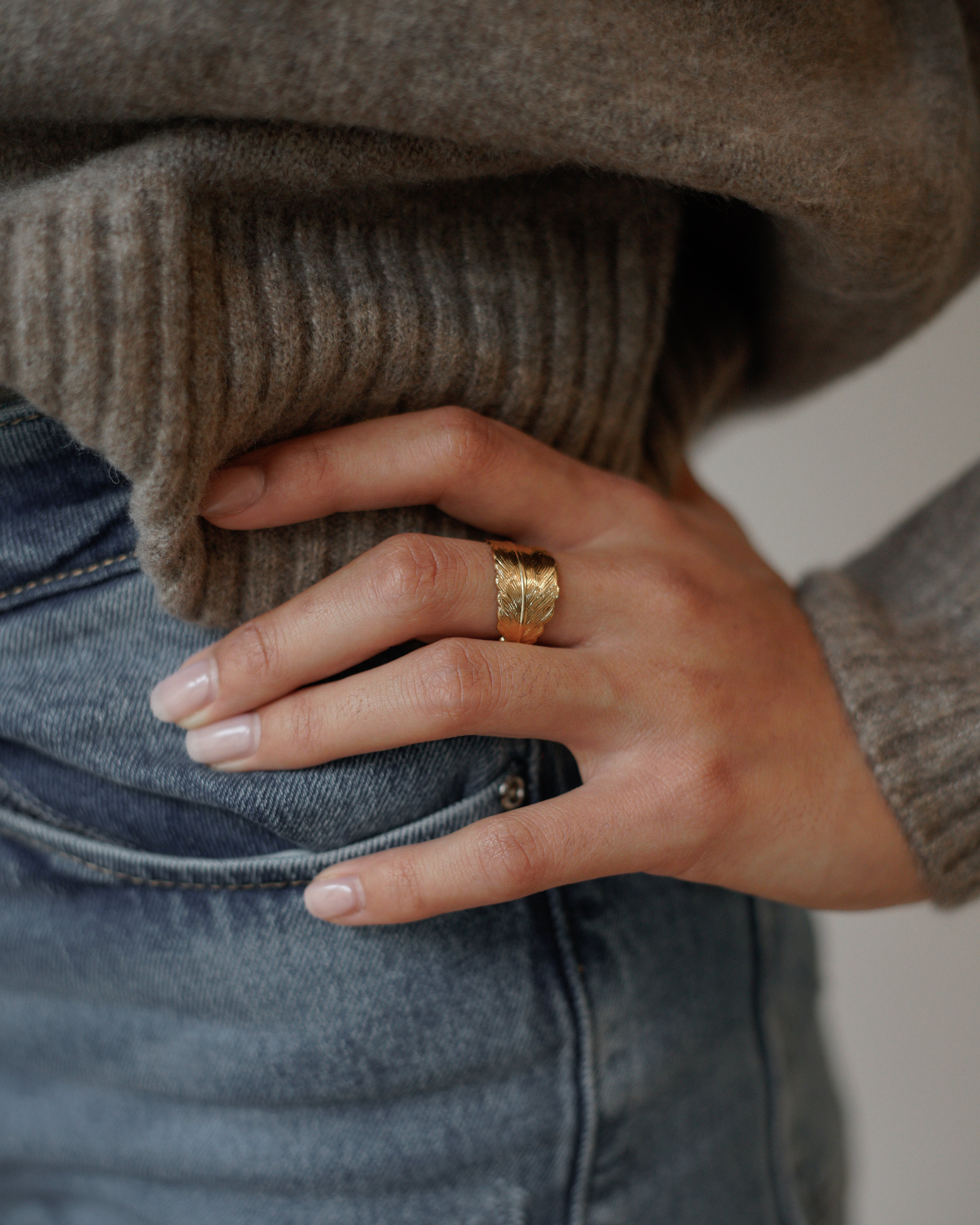 Bague large pour femme plaqué or ajustable en forme de plume