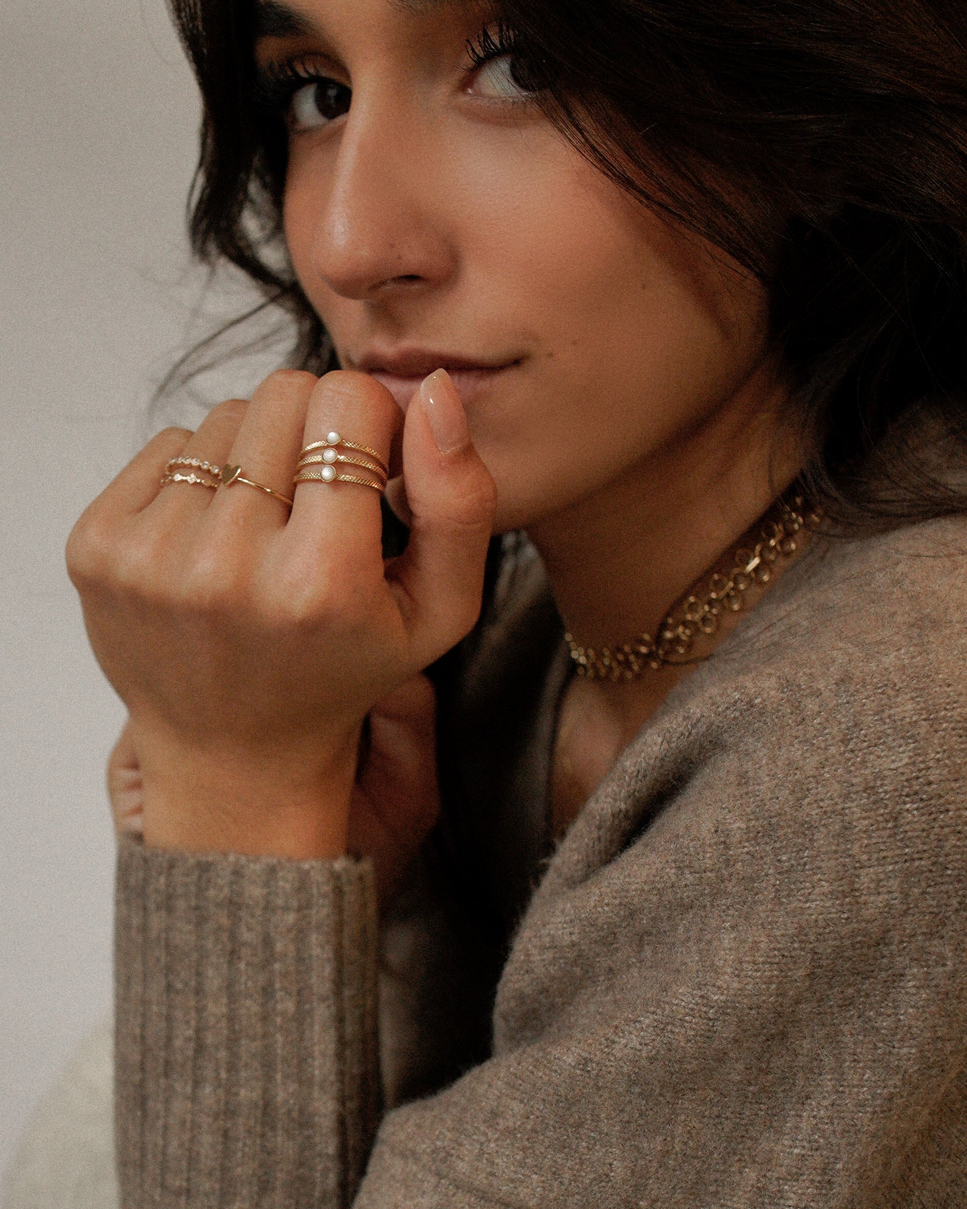 Bague pour femme plaqué or ajustable triple anneaux texturés serti de 3 nacres blanches naturelles