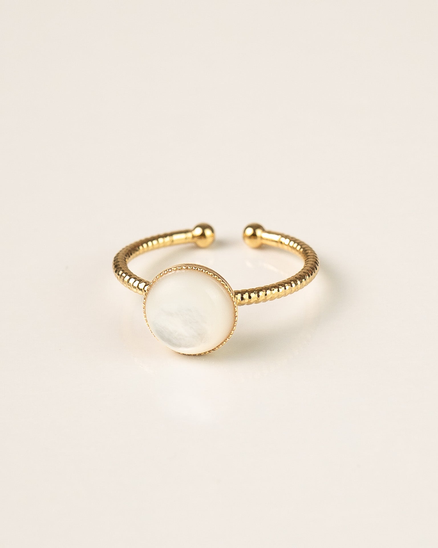 Bague pour femme plaqué or ajustable anneau texturé et pierre naturelle nacre blanche