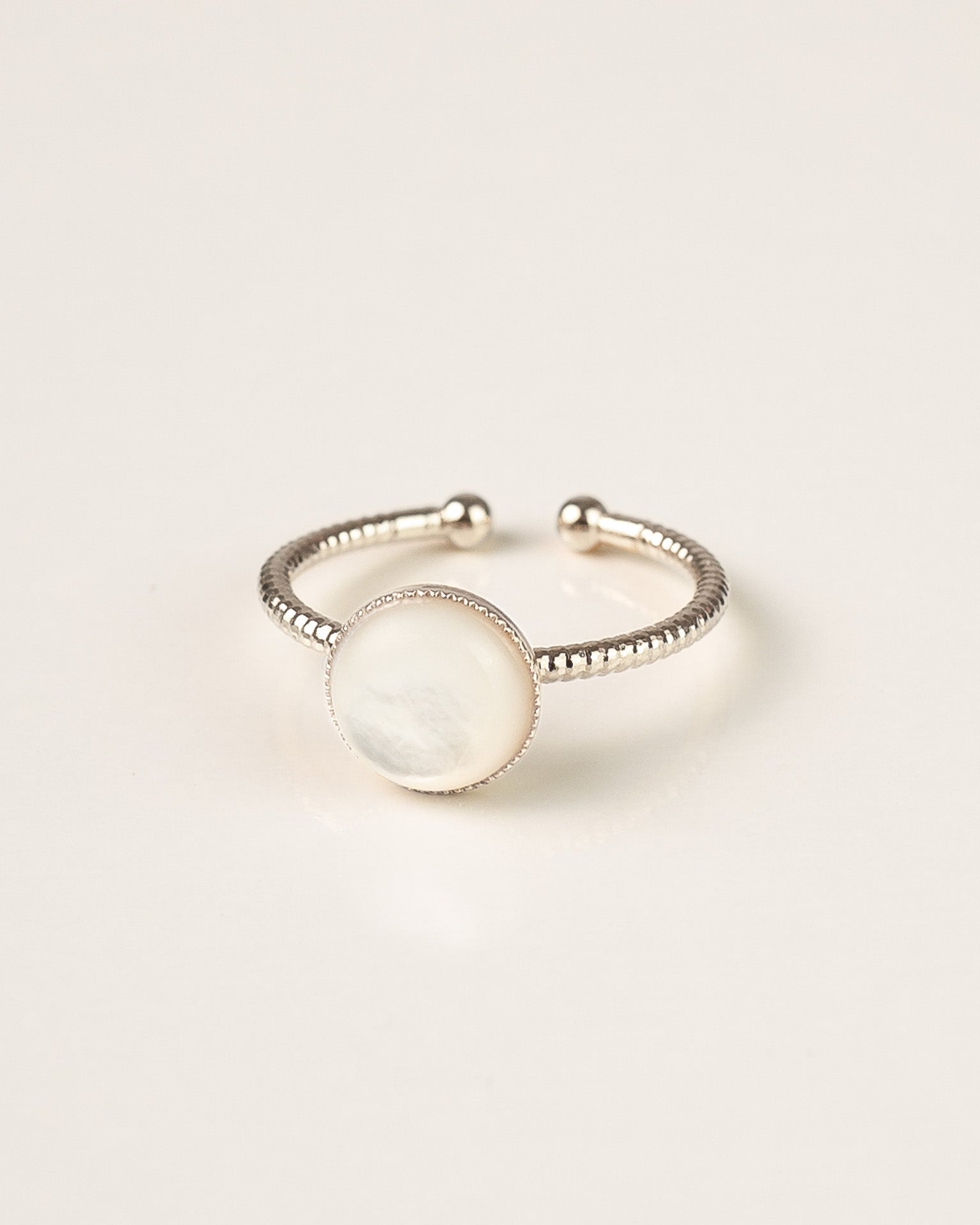 Bague pour femme plaqué argent ajustable anneau texturé et pierre naturelle nacre blanche