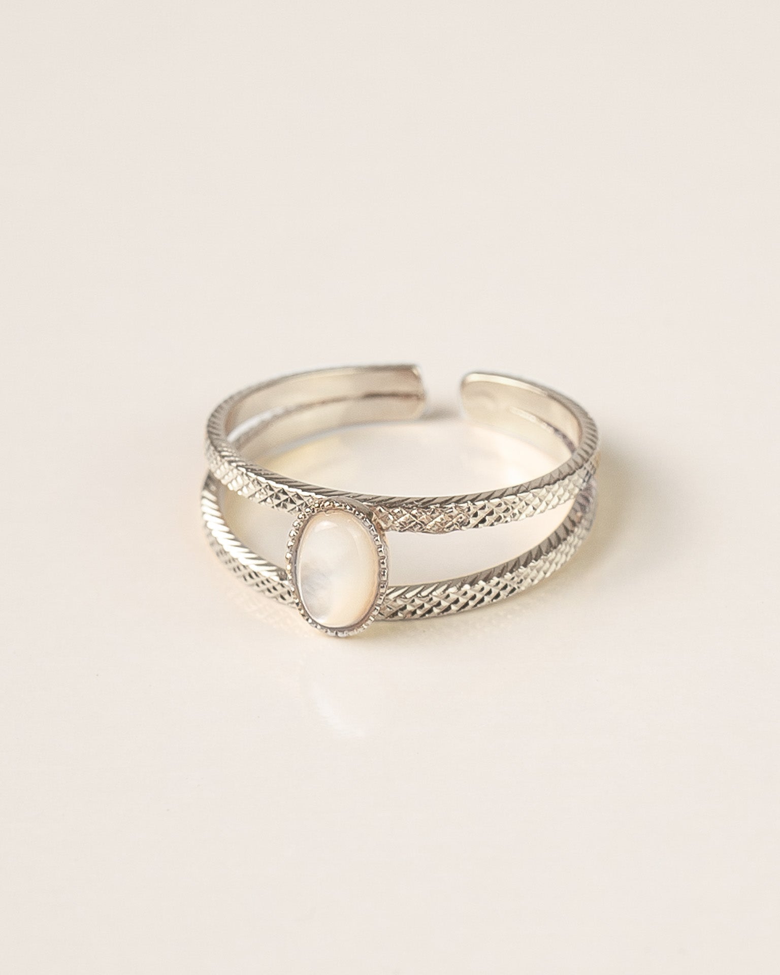 Bague pour femme plaqué argent ajustable deux nneaux texturés et cpierre naturelle nacre