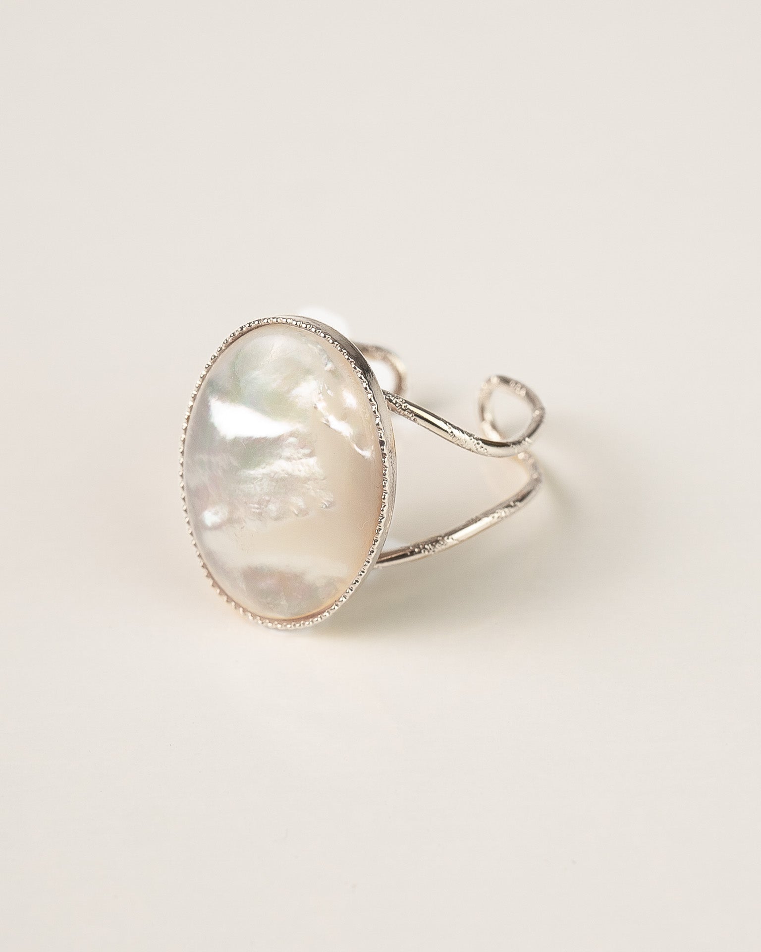 Bague pour femme plaqué argent ajustable double anneau texturé et grande nacre blanche ovale