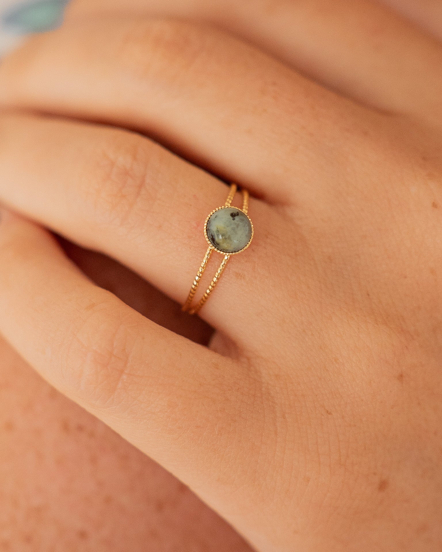 Bague pour femme plaqué or ajustable double anneau texturé et turquoise africaine