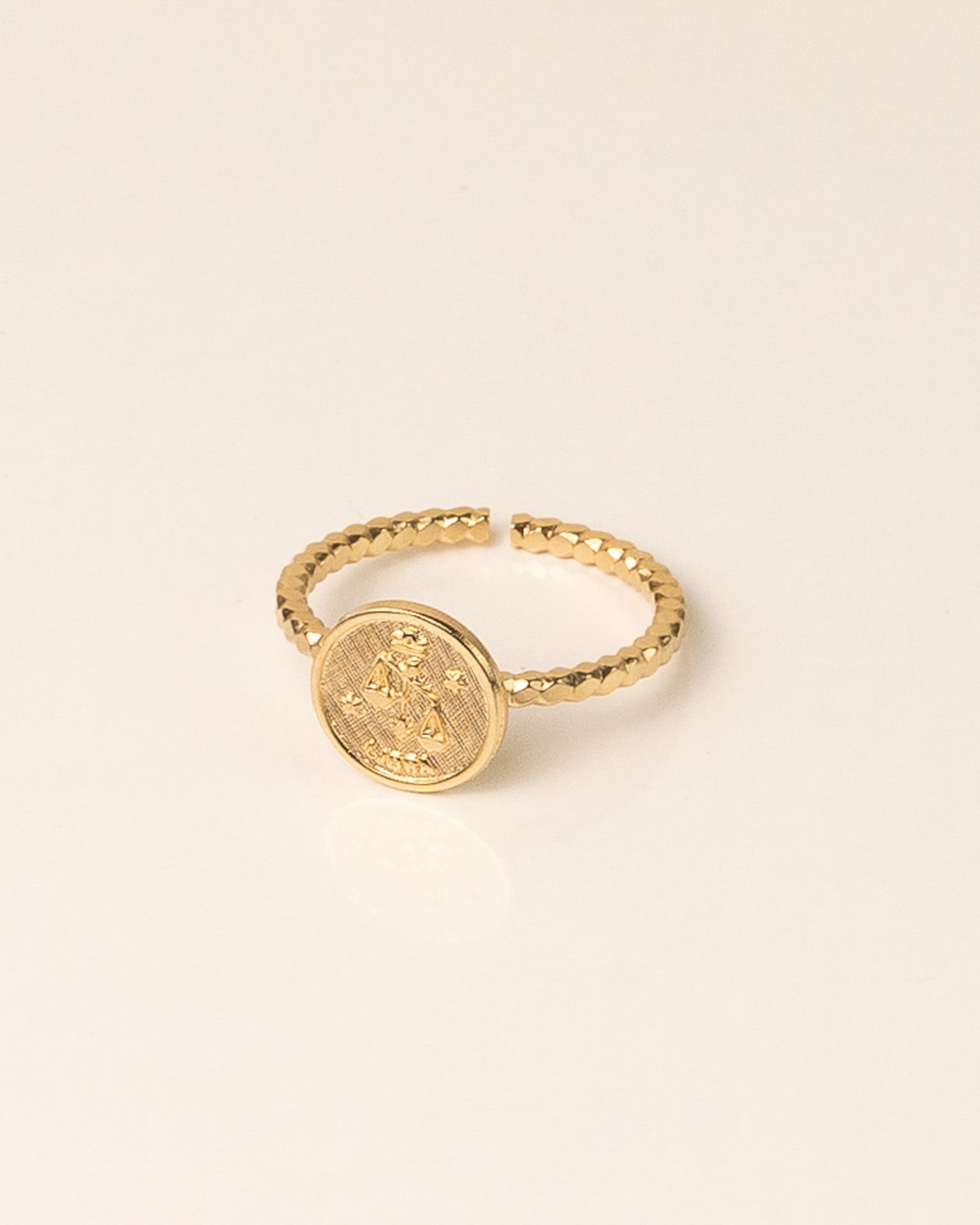 Bague pour femme plaqué or ajustable médaillon signe astrologique balance