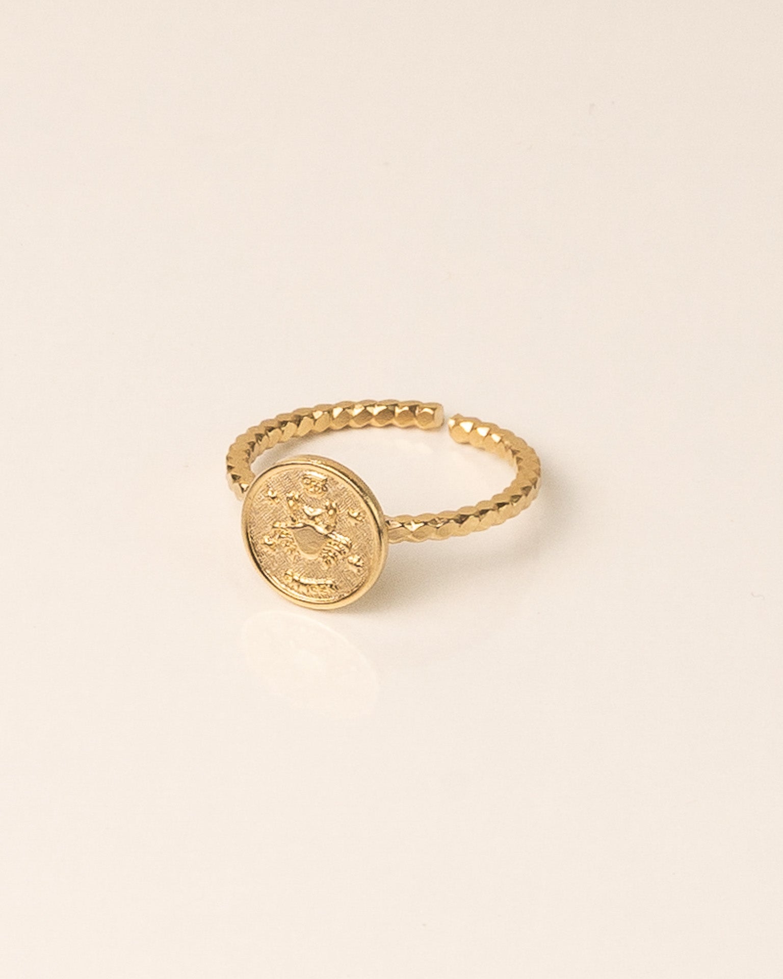 Bague pour femme plaqué or ajustable médaillon signe astrologique cancer