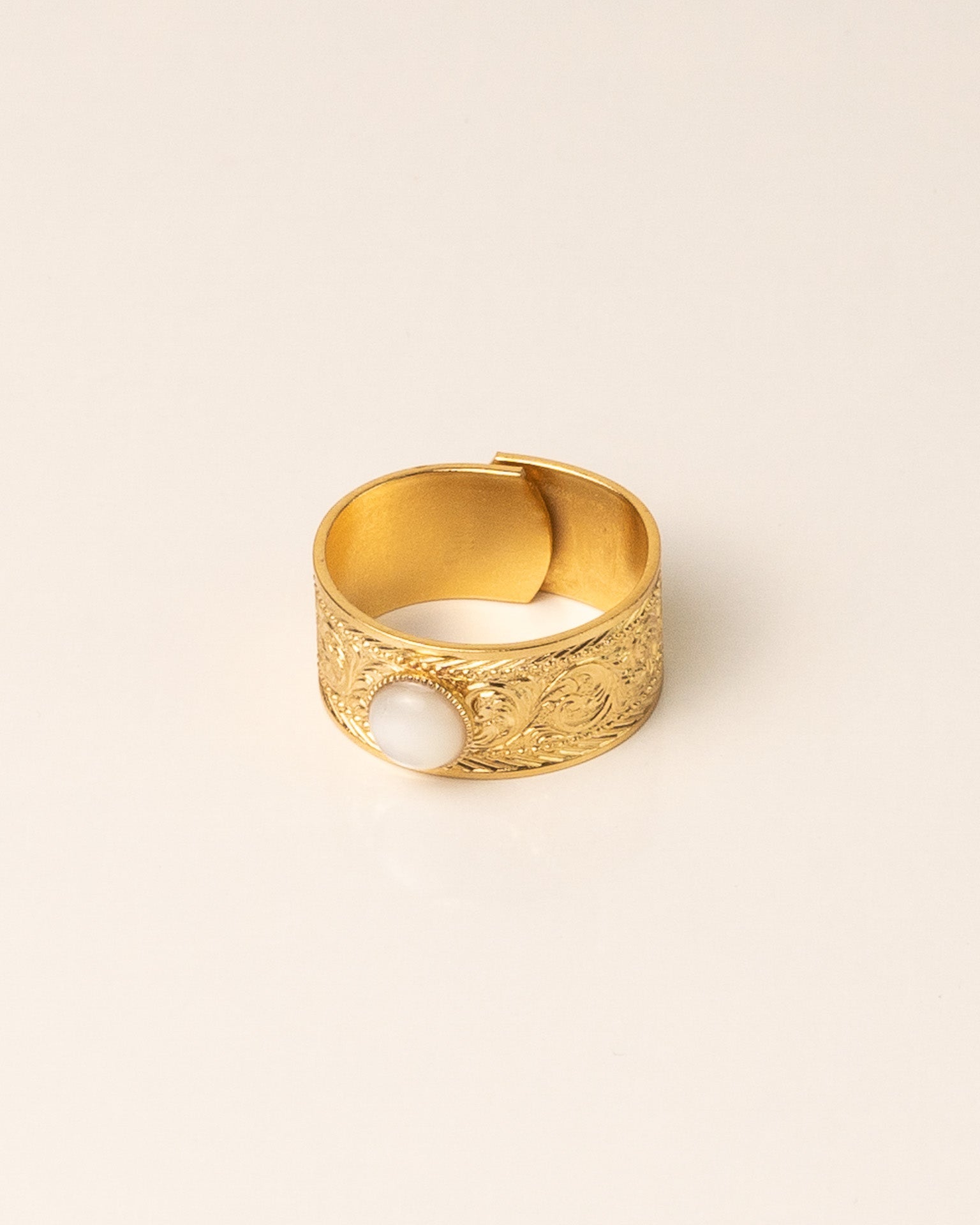 Bague large pour femme plaqué or ajustable travaillée et pierre naturelle nacre