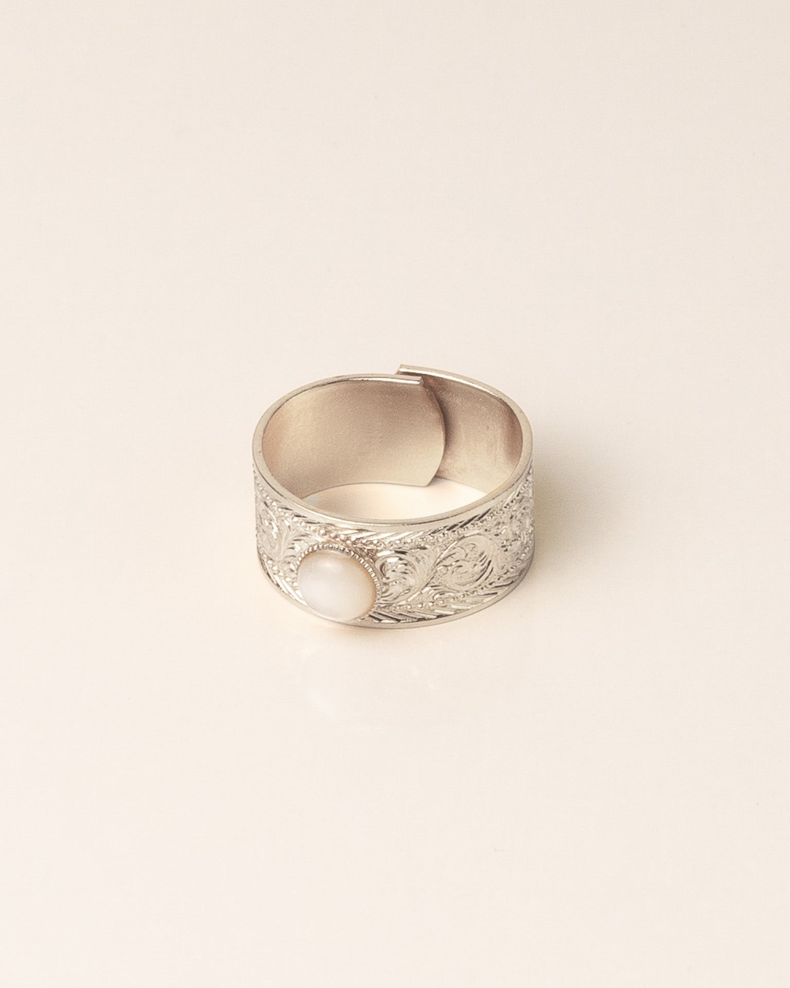 Bague large pour femme plaqué argent ajustable travaillée et pierre naturelle nacre