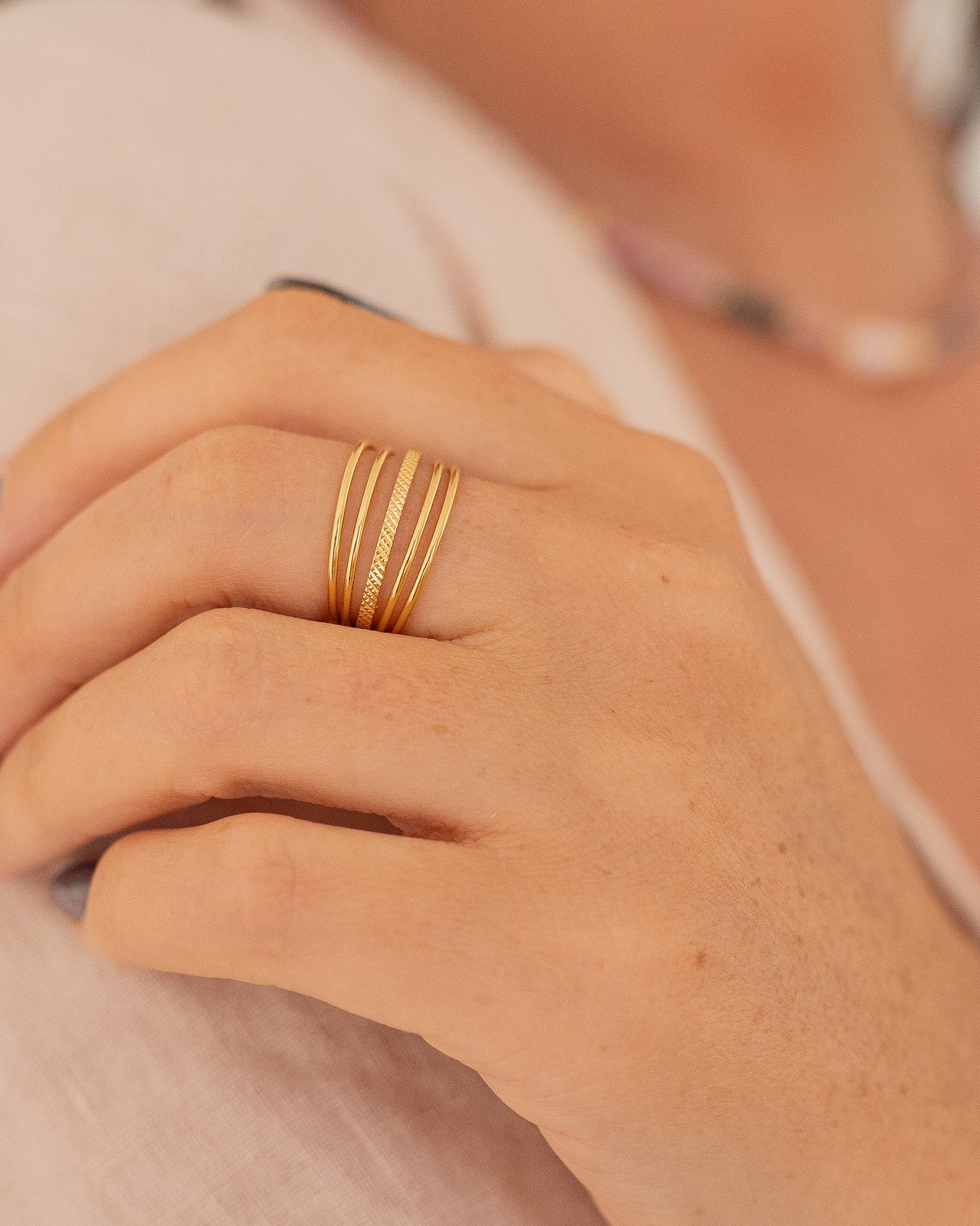 Bague large pour femme plaqué or ajustable cinq anneau texturé 