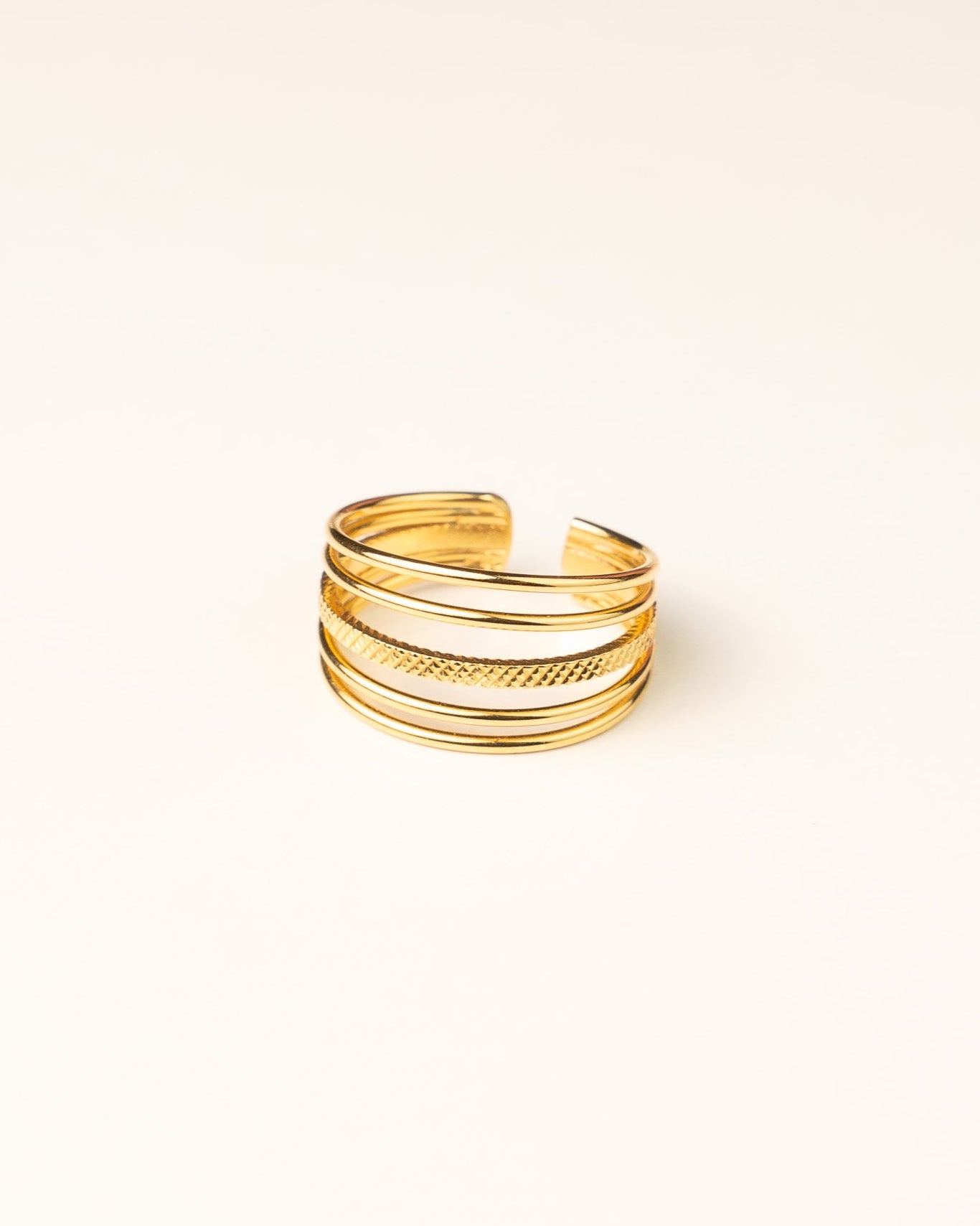 Bague large pour femme plaqué or ajustable cinq anneau texturé 