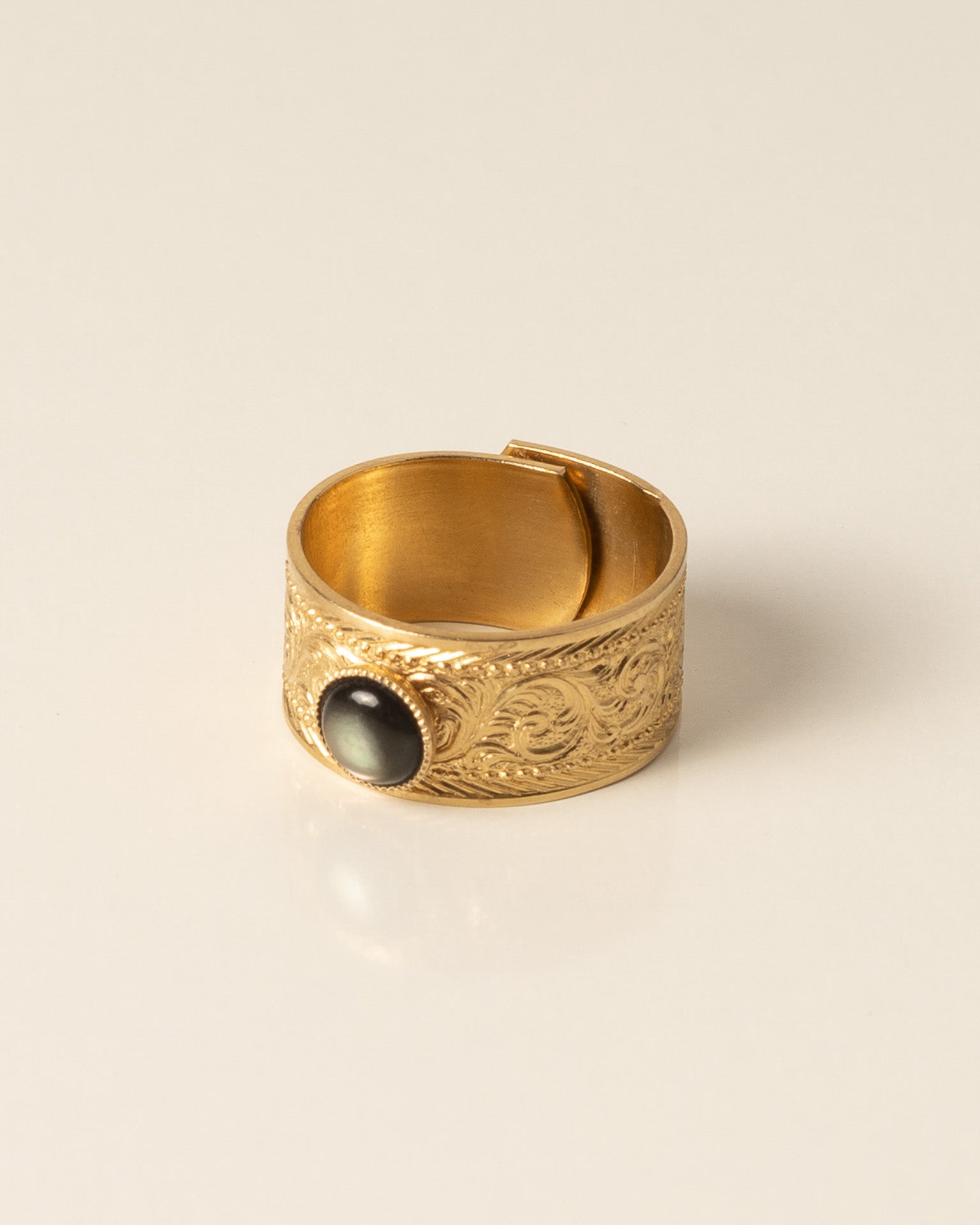 Bague large pour femme plaqué or ajustable travaillée et pierre naturelle nacre grise